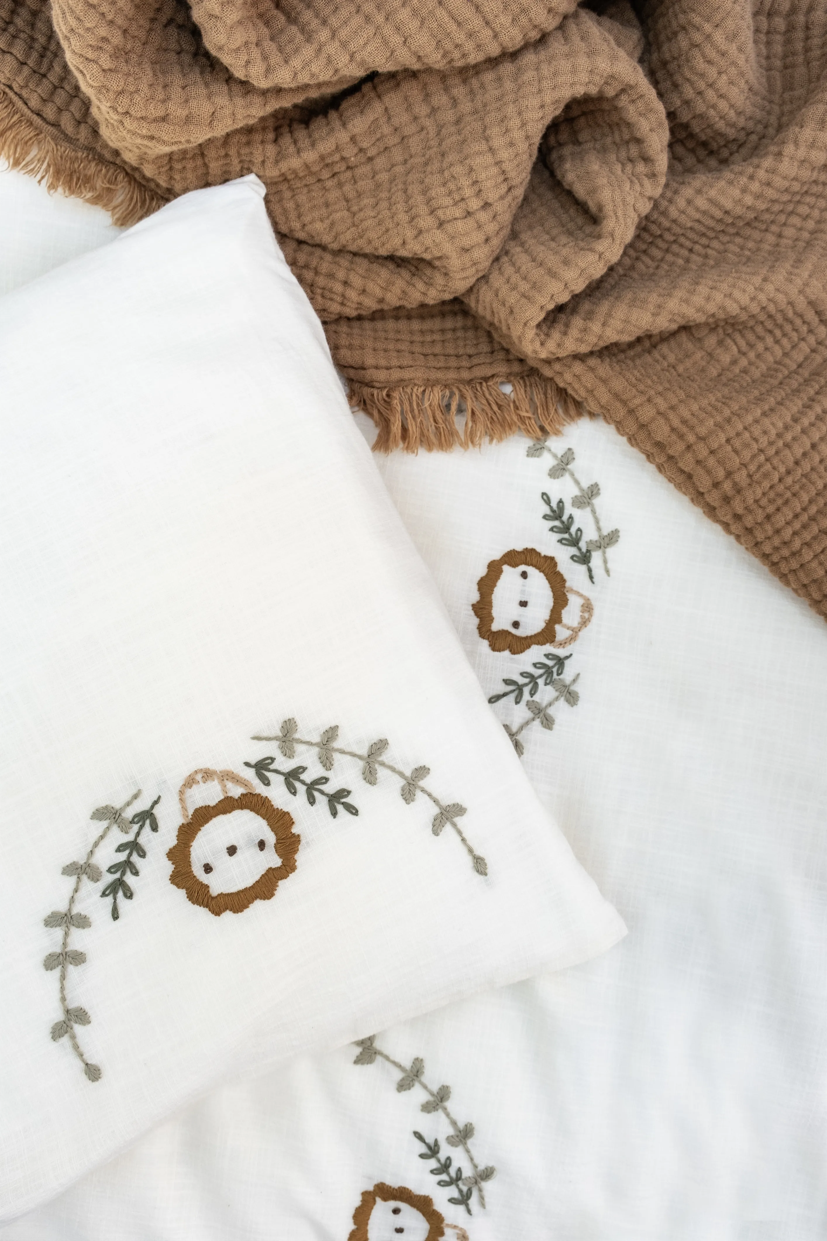 Leo Müslin Bebek Nevresim Takımı – %100 Pamuk, El Nakışlı Müslin Bebek Battaniyesi Seti, Doğal ve Yumuşak Organik Örtü