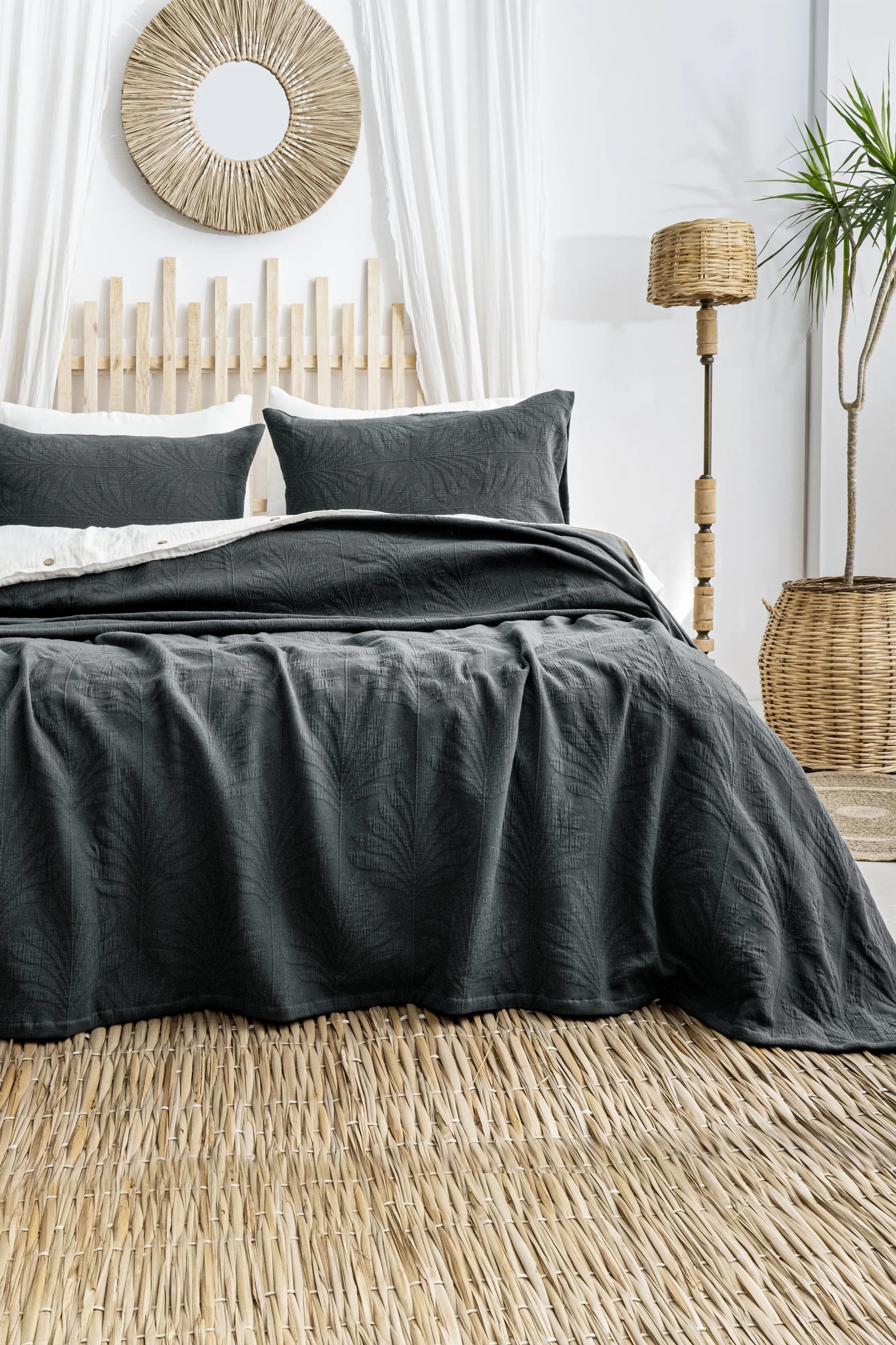 Silvia Jakarlı Yatak Örtüsü Seti – Modern Desenli %100 Pamuk Jakarlı Kumaş, Nefes Alabilir ve Şık 3 Parça Yatak Odası Takımı