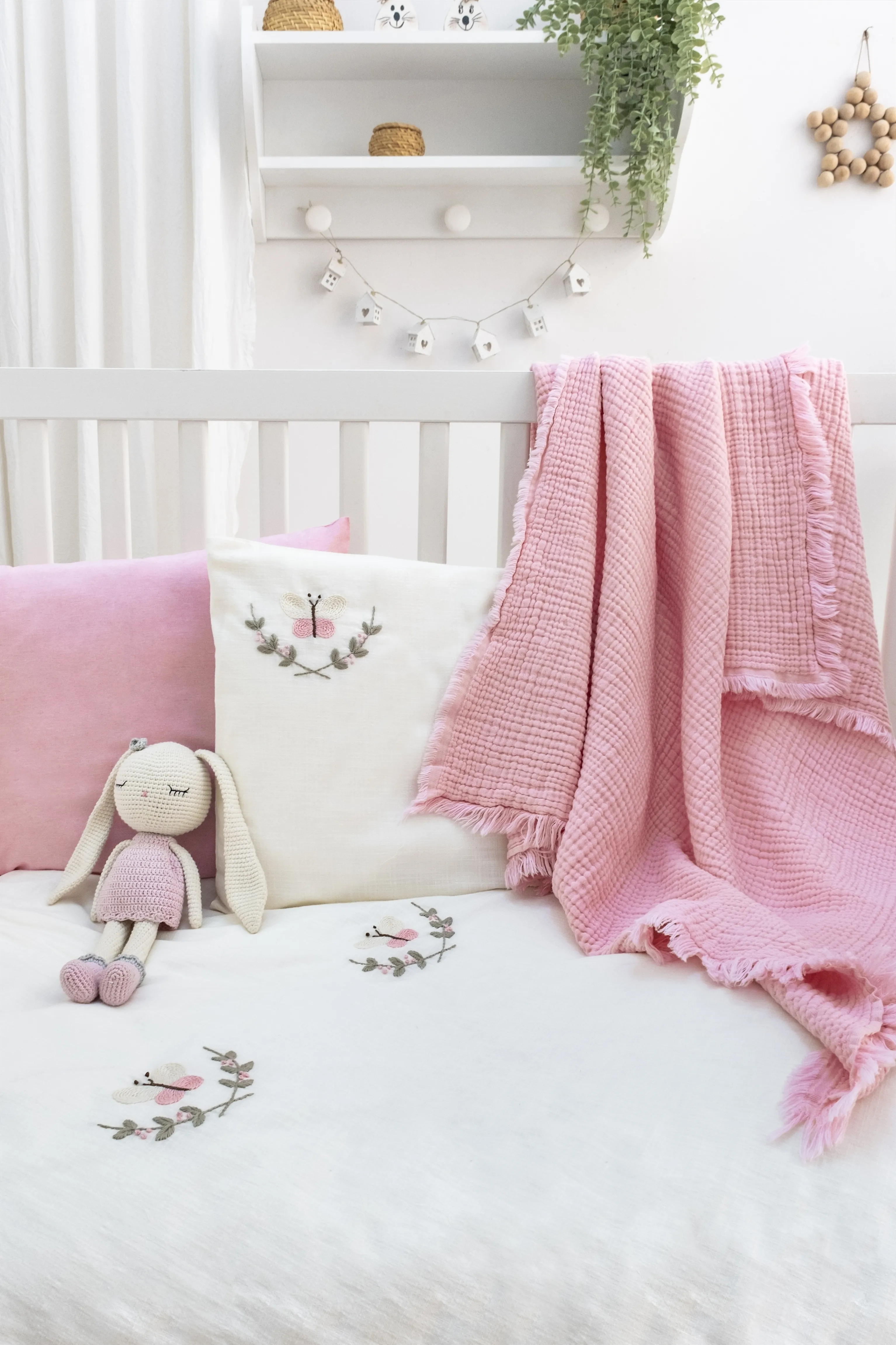 Butterfly Müslin Bebek Nevresim Takımı – El Nakışlı Kelebek Desenli %100 Pamuk Müslin Bebek Battaniyesi, Pembe Organik Örtü Seti