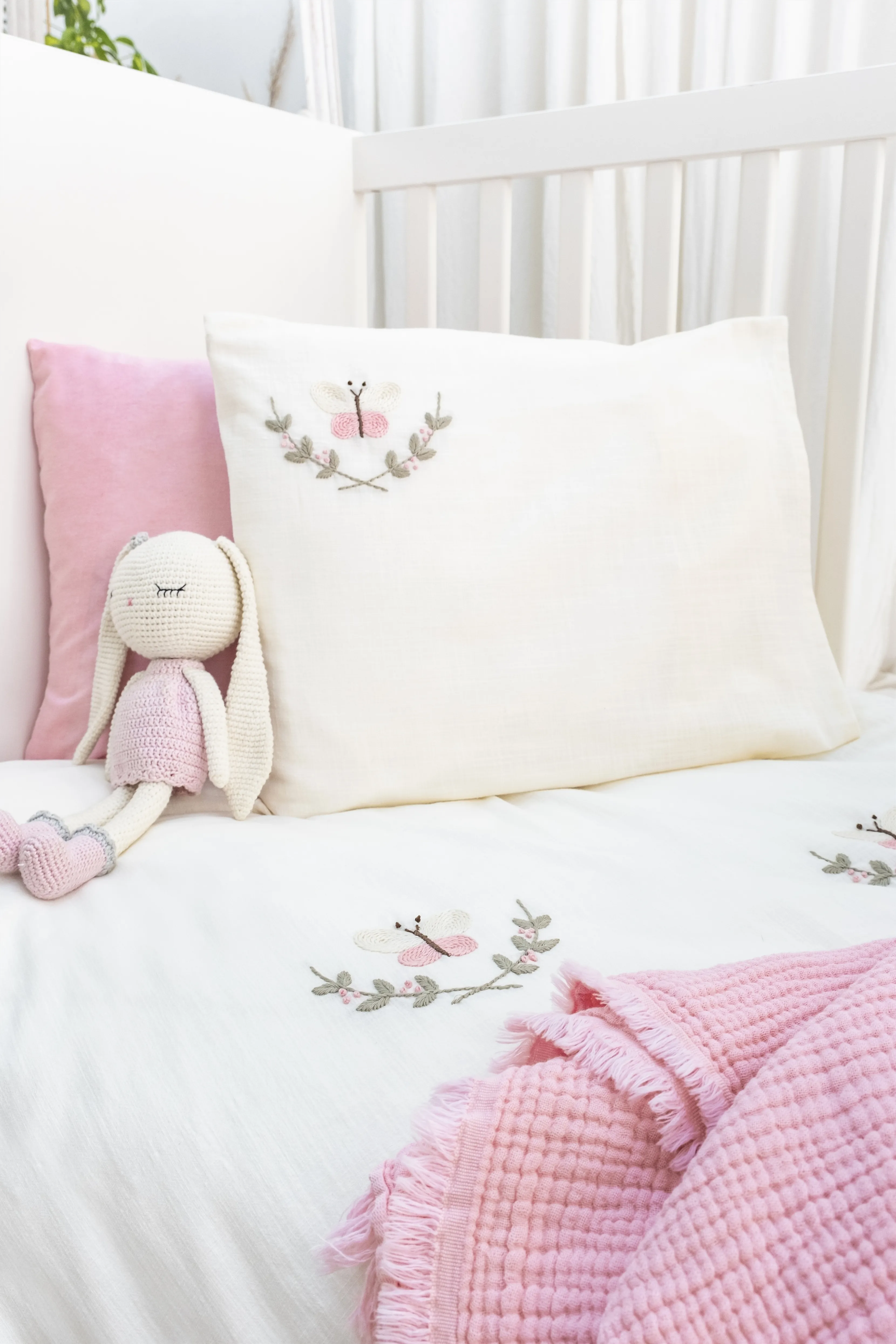 Butterfly Müslin Bebek Nevresim Takımı – El Nakışlı Kelebek Desenli %100 Pamuk Müslin Bebek Battaniyesi, Pembe Organik Örtü Seti