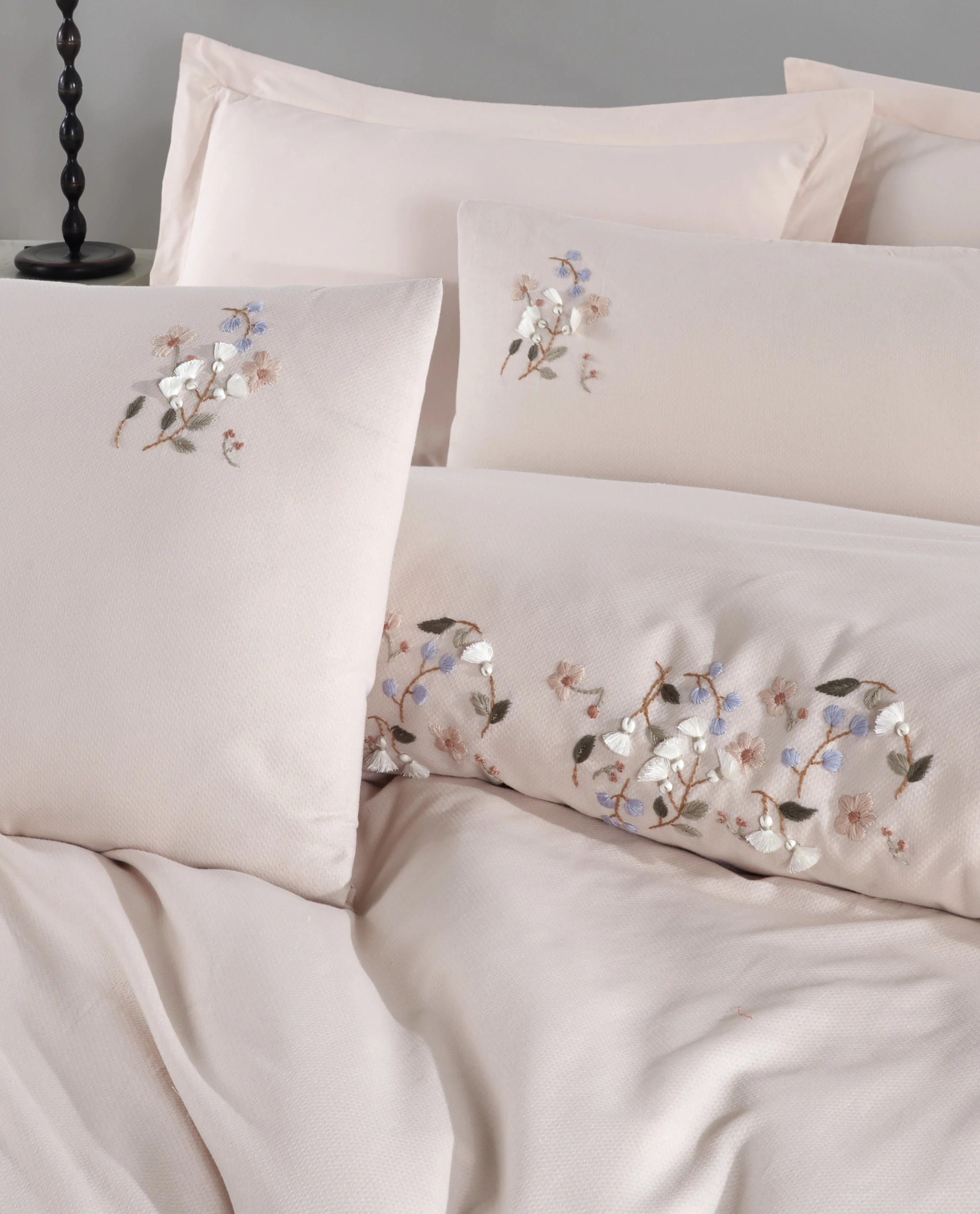 Zenda Nakışlı Nevresim Takımı – Pudra Tonlarda Zarif Çiçek Nakışlı, %100 Pamuk Kumaş, 6 Parça Çift Kişilik Set (200x220 Nevresim, 240x260 Çarşaf)