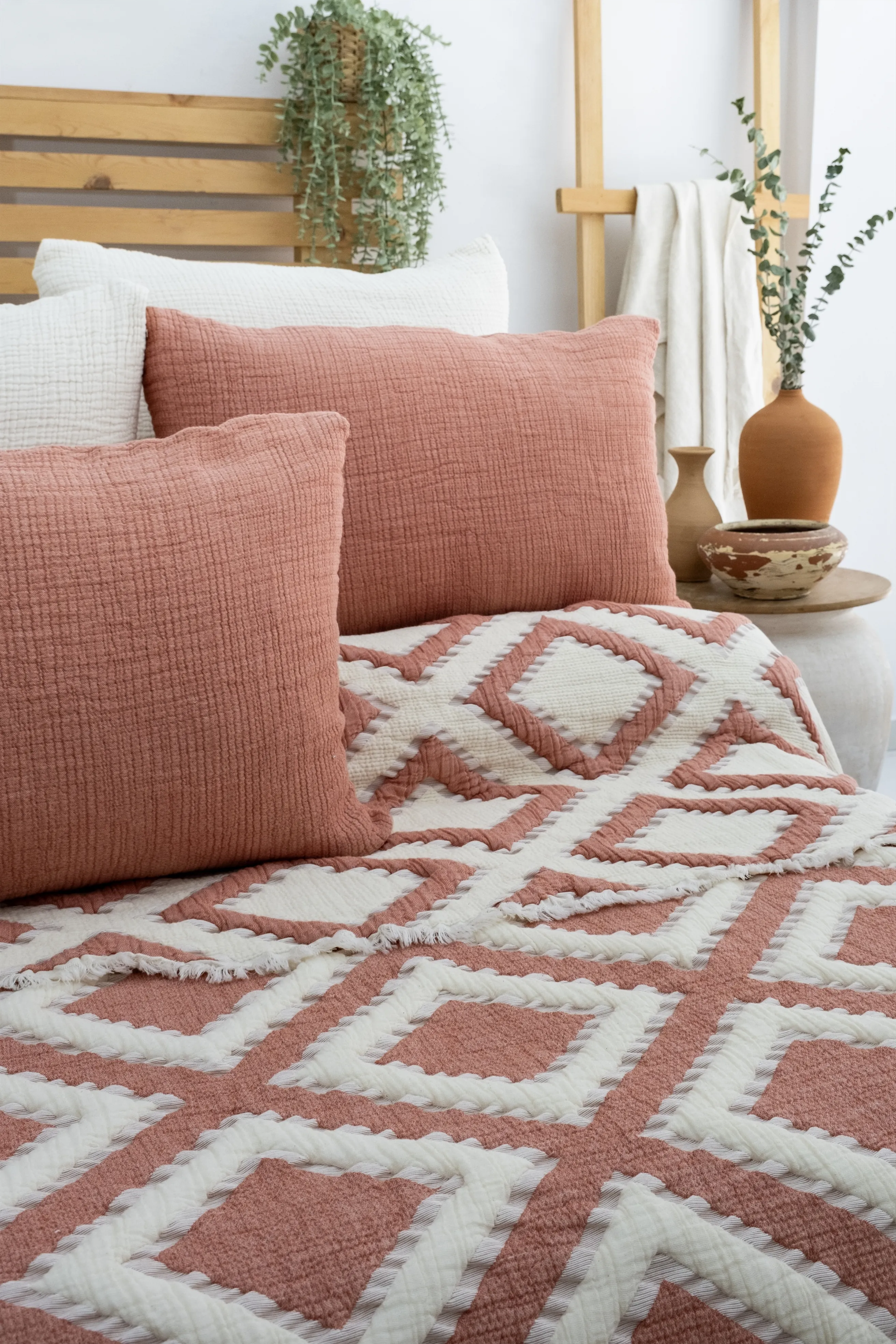 Sonia Müslin Yatak Örtüsü Seti – Geometrik Desenli 4 Katmanlı Jakarlı Dokuma | 240x260 cm | %100 Pamuk Müslin Battaniye ve Yorgan Seti