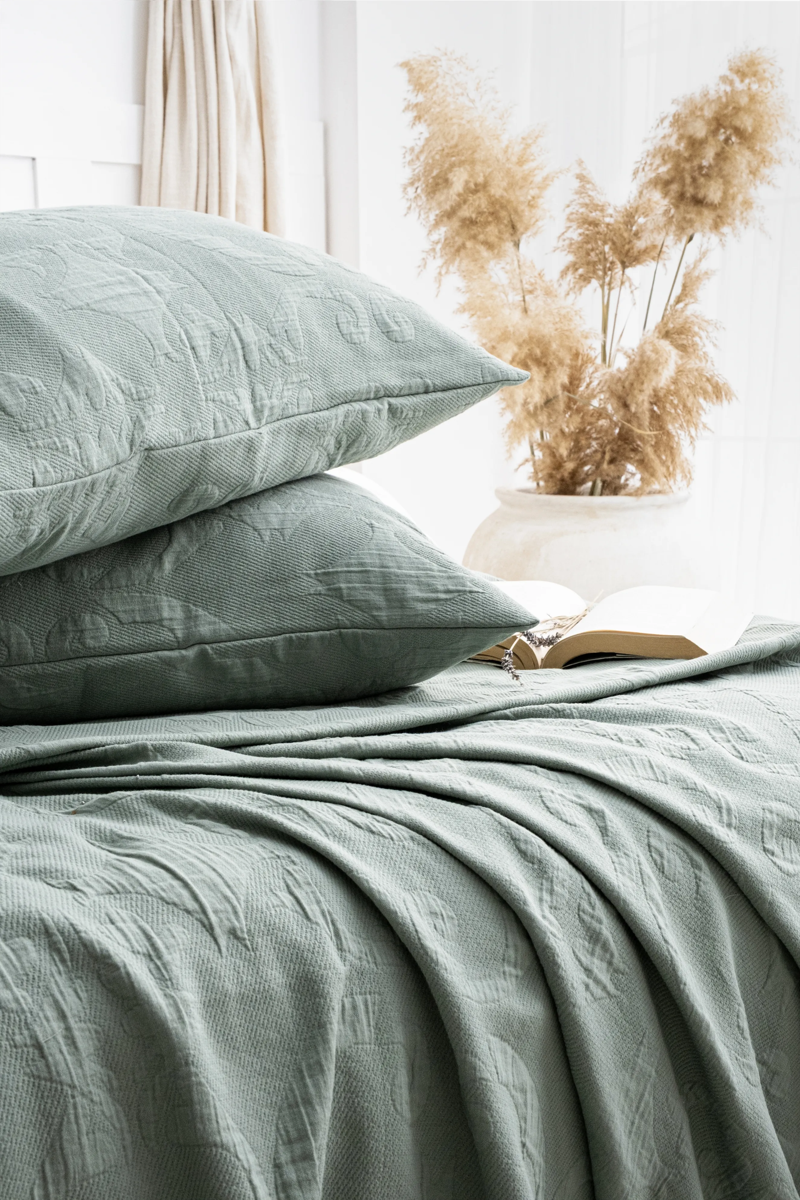 Julia Jakarlı Yatak Örtüsü Seti – Çiçek Kabartmalı %100 Pamuk Jakarlı Kumaş, Zarif ve Zamansız 3 Parça Yatak Odası Takımı