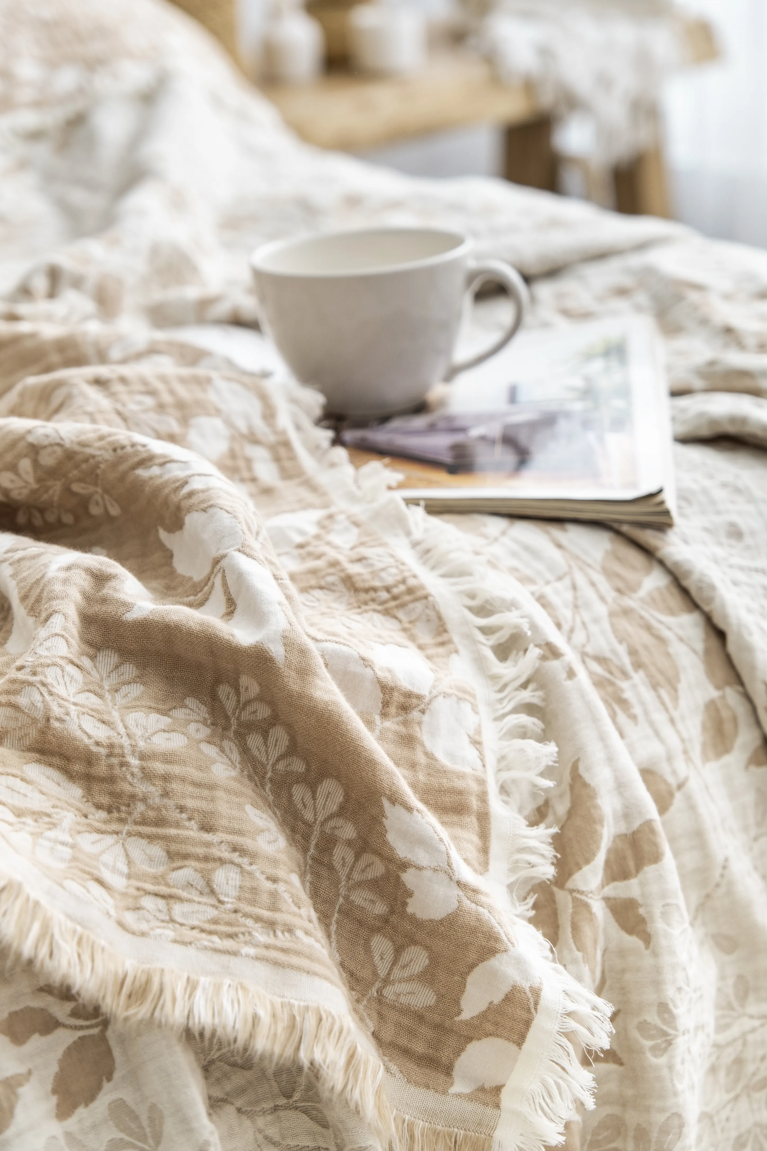 Amore Müslin Yatak Örtüsü – Yaprak Desenli 4 Katmanlı Jakarlı Dokuma | 240x260 cm | %100 Pamuk Müslin Battaniye