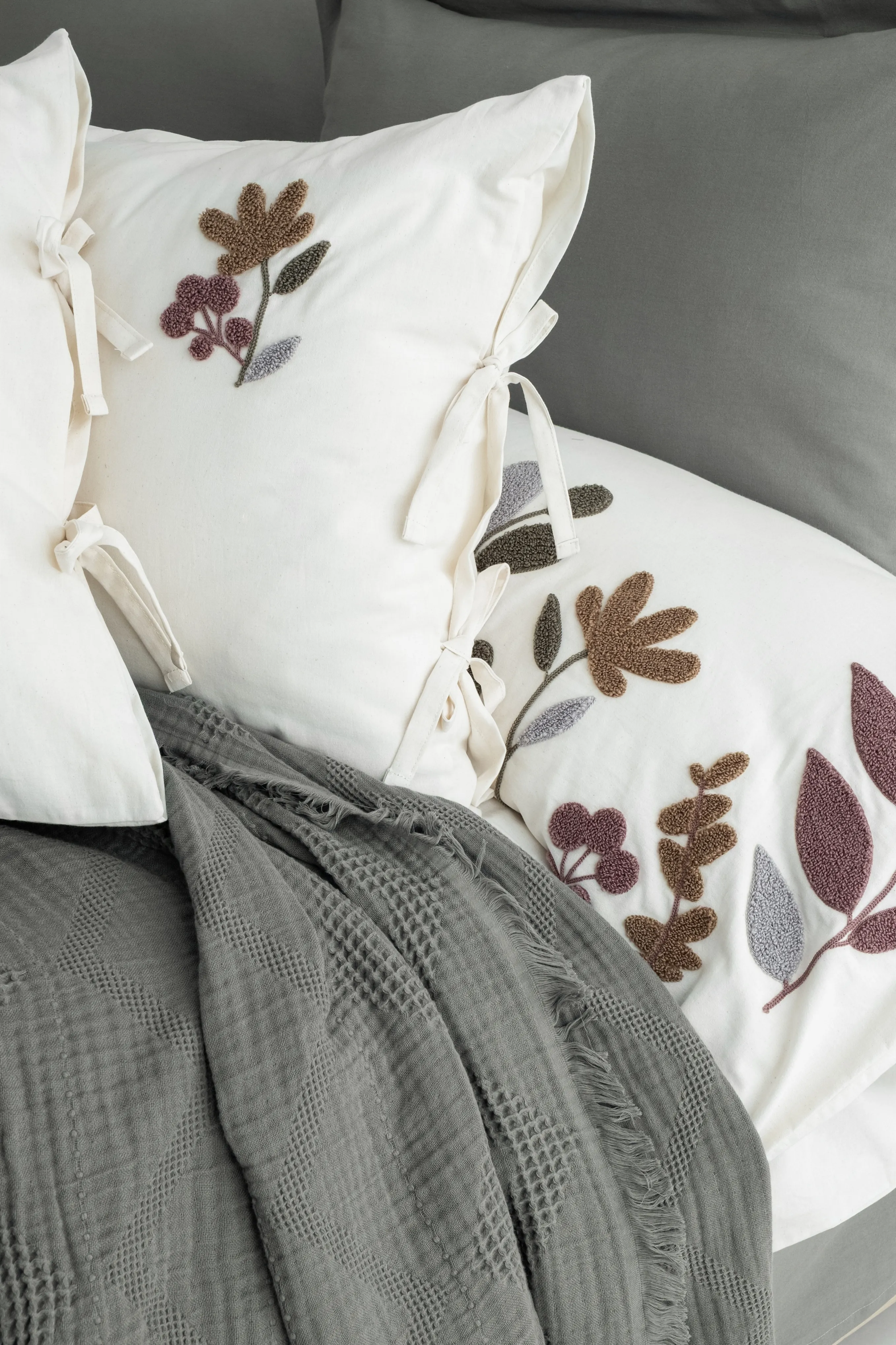 Paula Çeyiz Seti – %100 Pamuk Jakarlı Kumaş, Zarif Nakış Detaylı 6 Parça Nevresim ve Pike Takımı