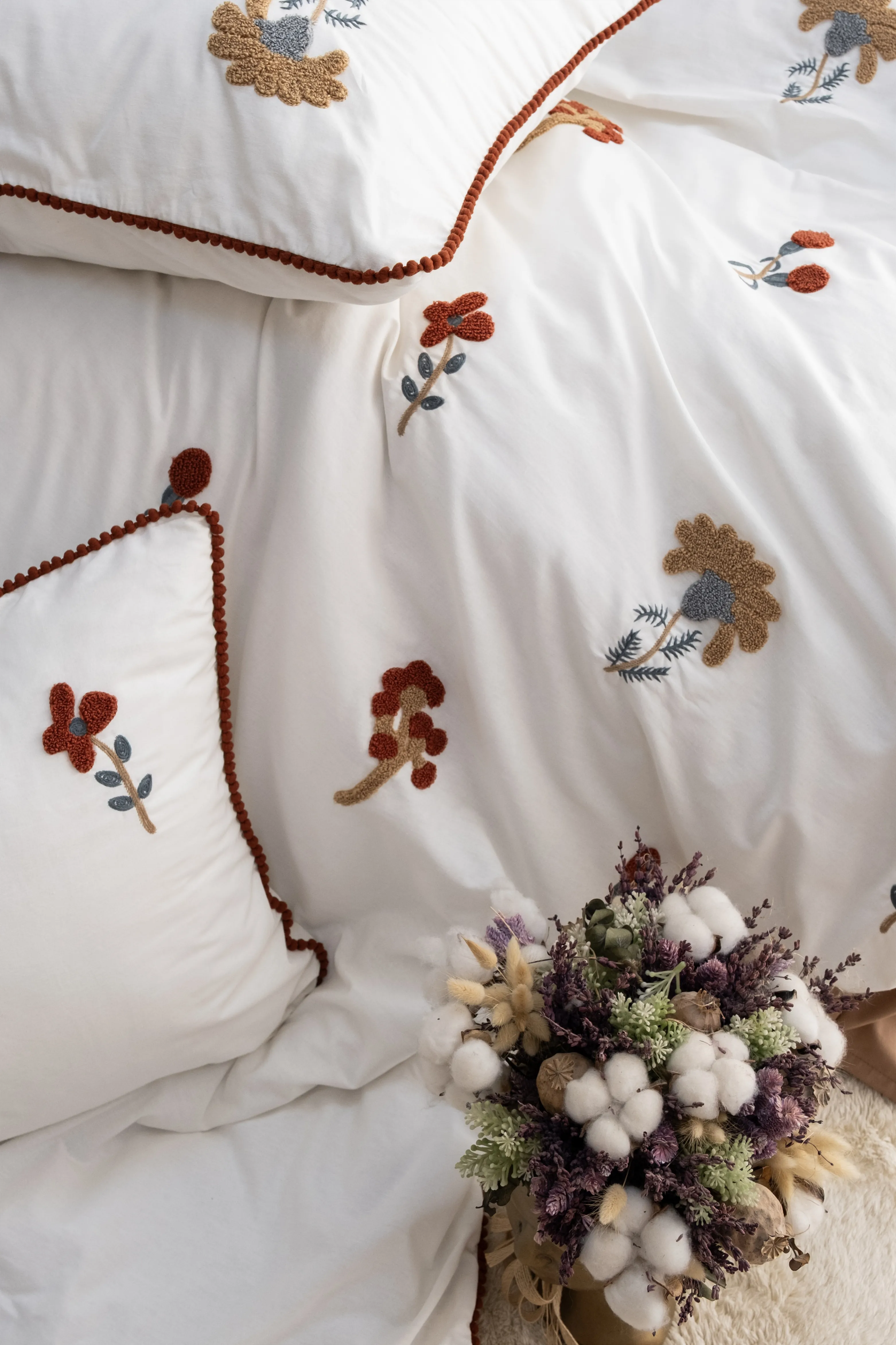 Zaira Nakışlı Nevresim Takımı – Rustik Çiçek Nakışlı, Doğal Tonlarda %100 Pamuk Kumaş, 6 Parça Çift Kişilik Set (200x220 Nevresim, 240x260 Çarşaf)