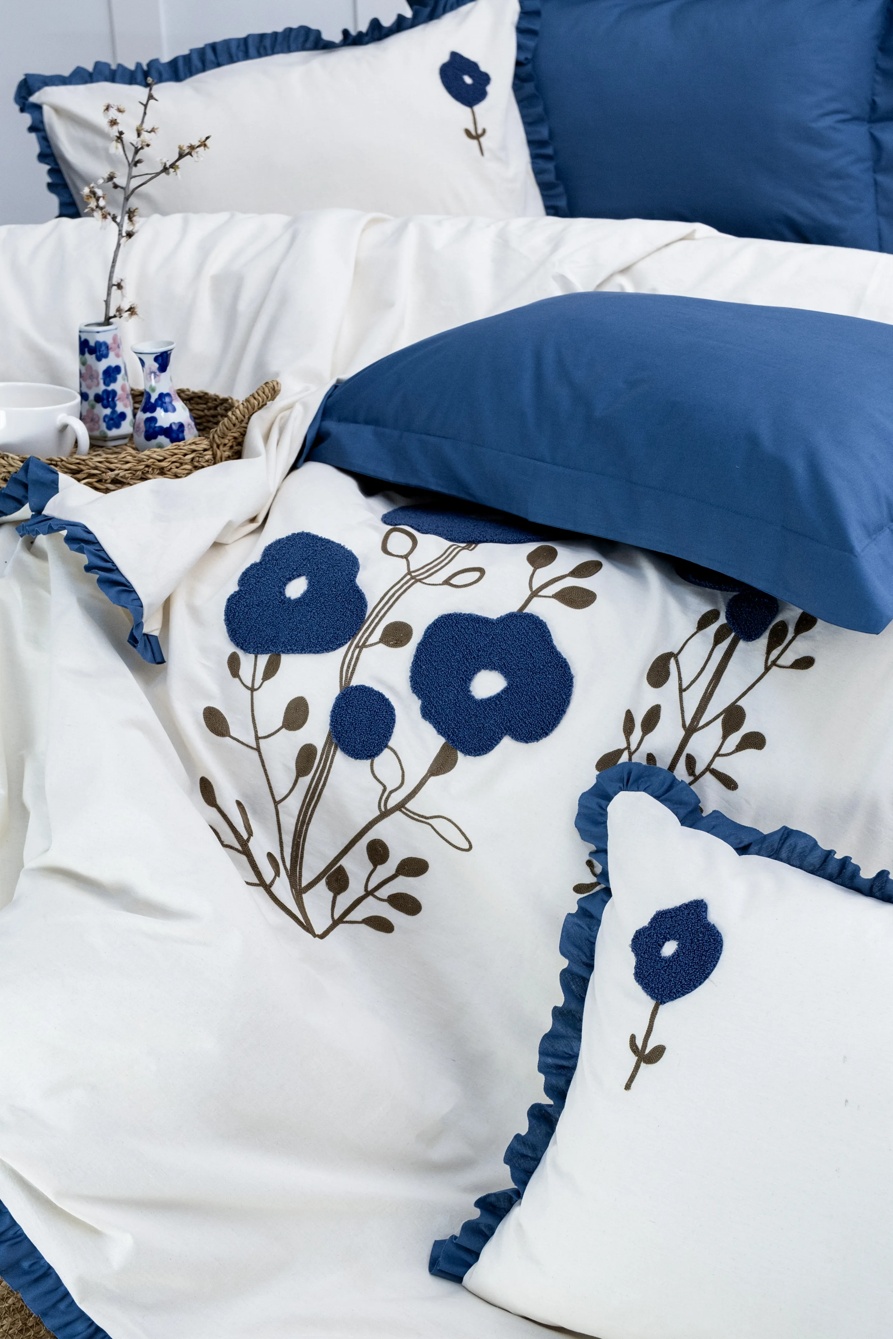 Alessa Nakışlı Nevresim Takımı – Çiçek Desenli Nakış, Volanlı Kenar Detaylı, %100 Pamuk Kumaş, 6 Parça Çift Kişilik Set (200x220 Nevresim, 240x260 Çarşaf)