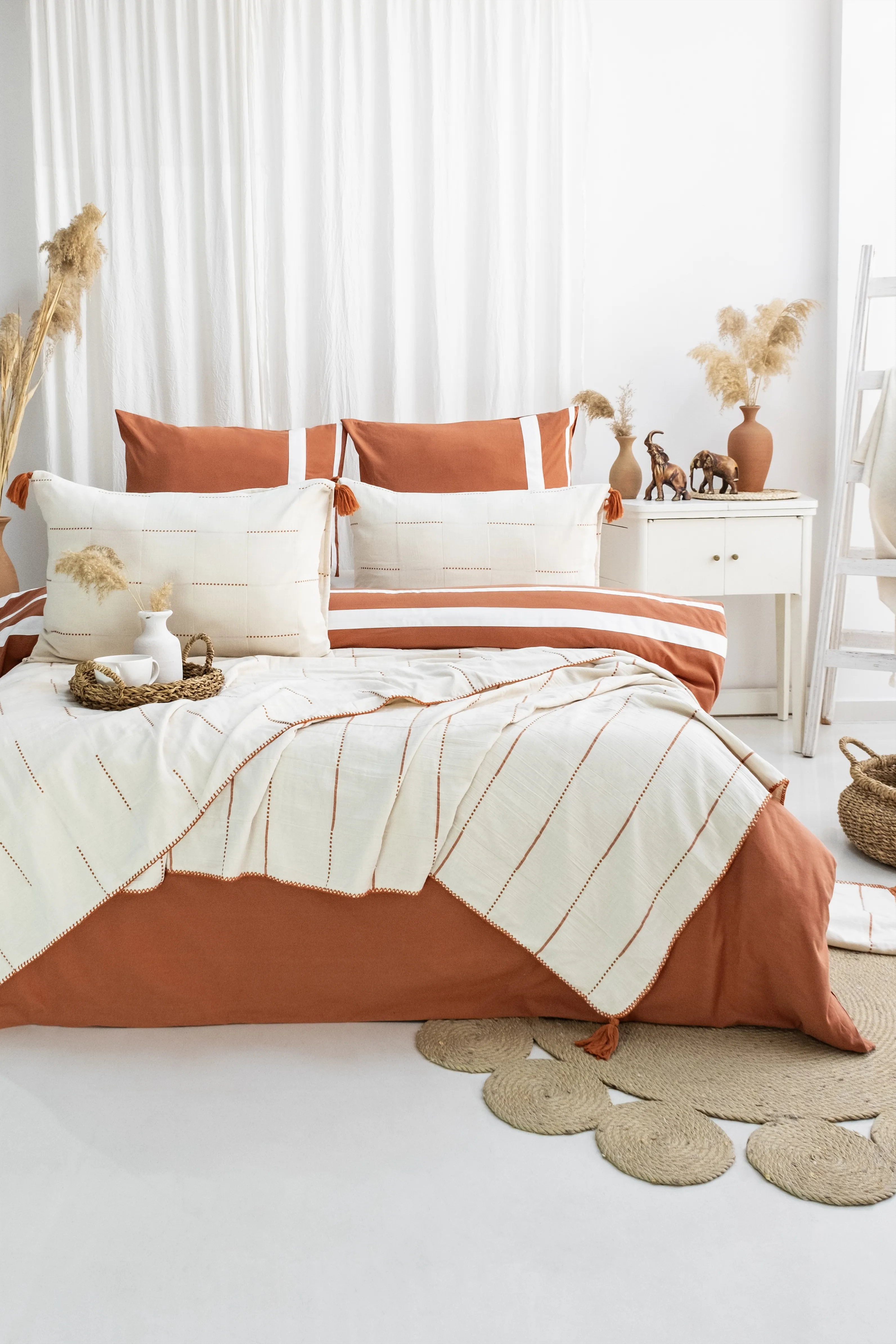 Eva Çeyiz Seti – Modern Çizgilerle Tasarlanmış %100 Pamuk Jakarlı 6 Parça Yatak Odası Takımı, Nefes Alabilir Doğal Doku