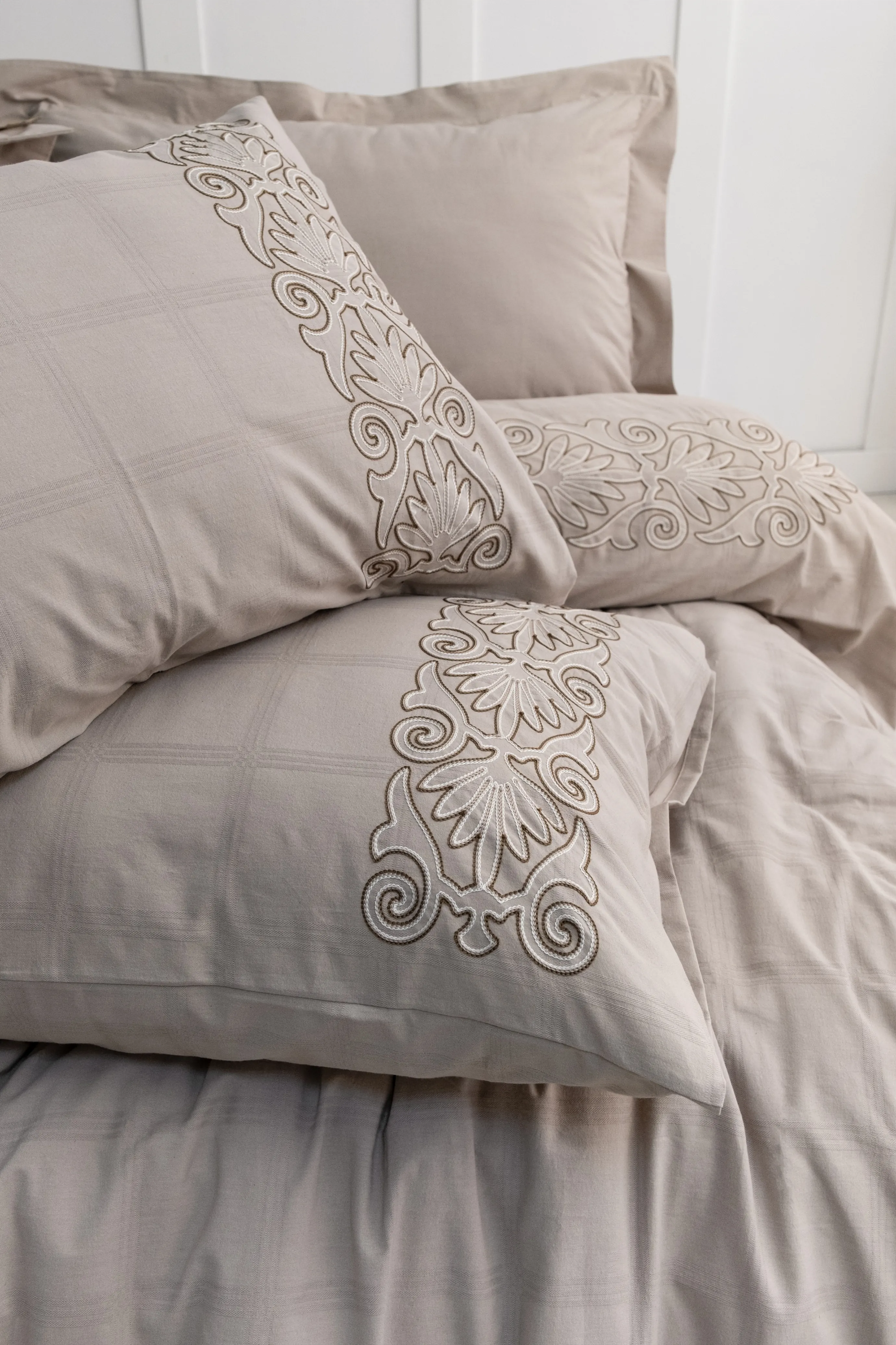 Rocco Nakışlı Nevresim Takımı – Modern Dantel Esintili Nakış Detayları, %100 Pamuk Kumaş, 6 Parça Çift Kişilik Set (200x220 Nevresim, 240x260 Çarşaf)