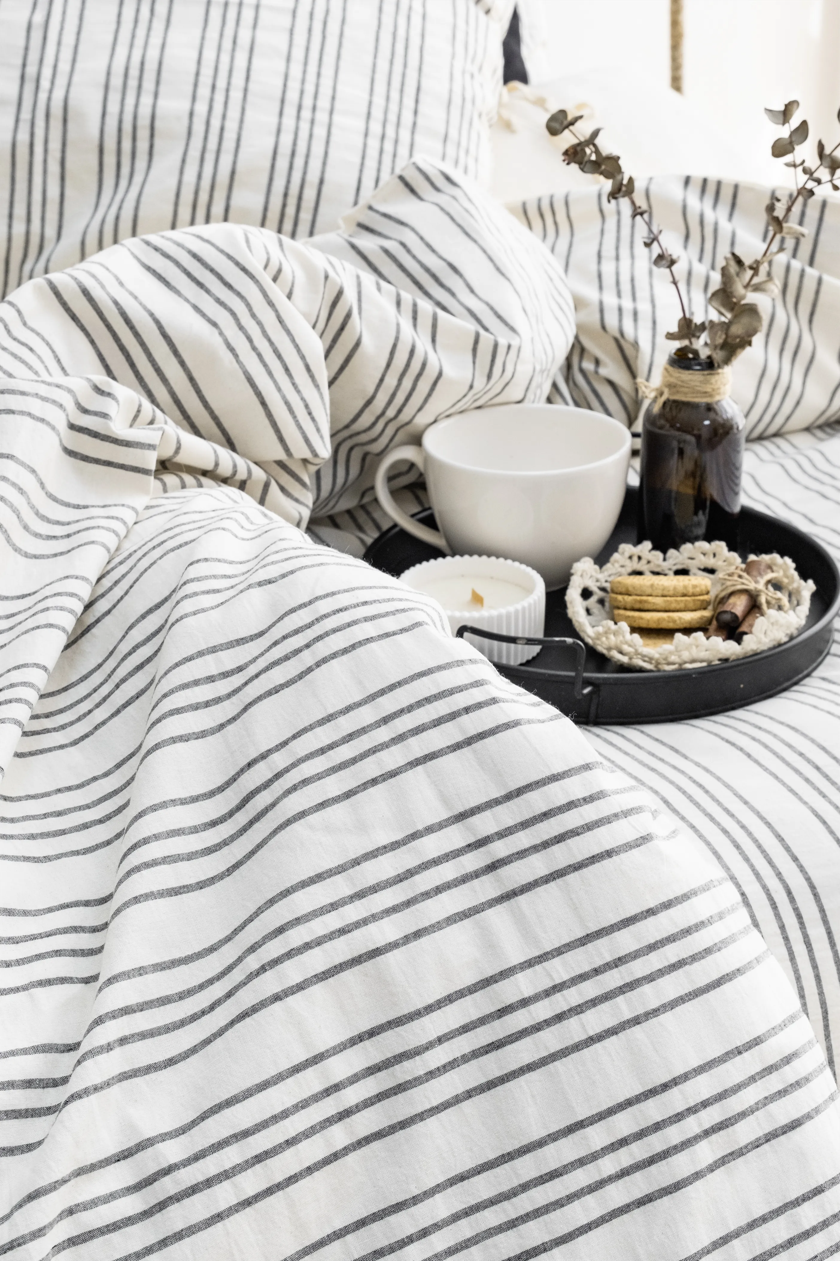 Notta İplik Boyalı Nevresim Takımı – Bej ve Antrasit İnce Çizgili Dokuma, %100 Pamuk Kumaş, Doğal ve Modern Nevresim Seti