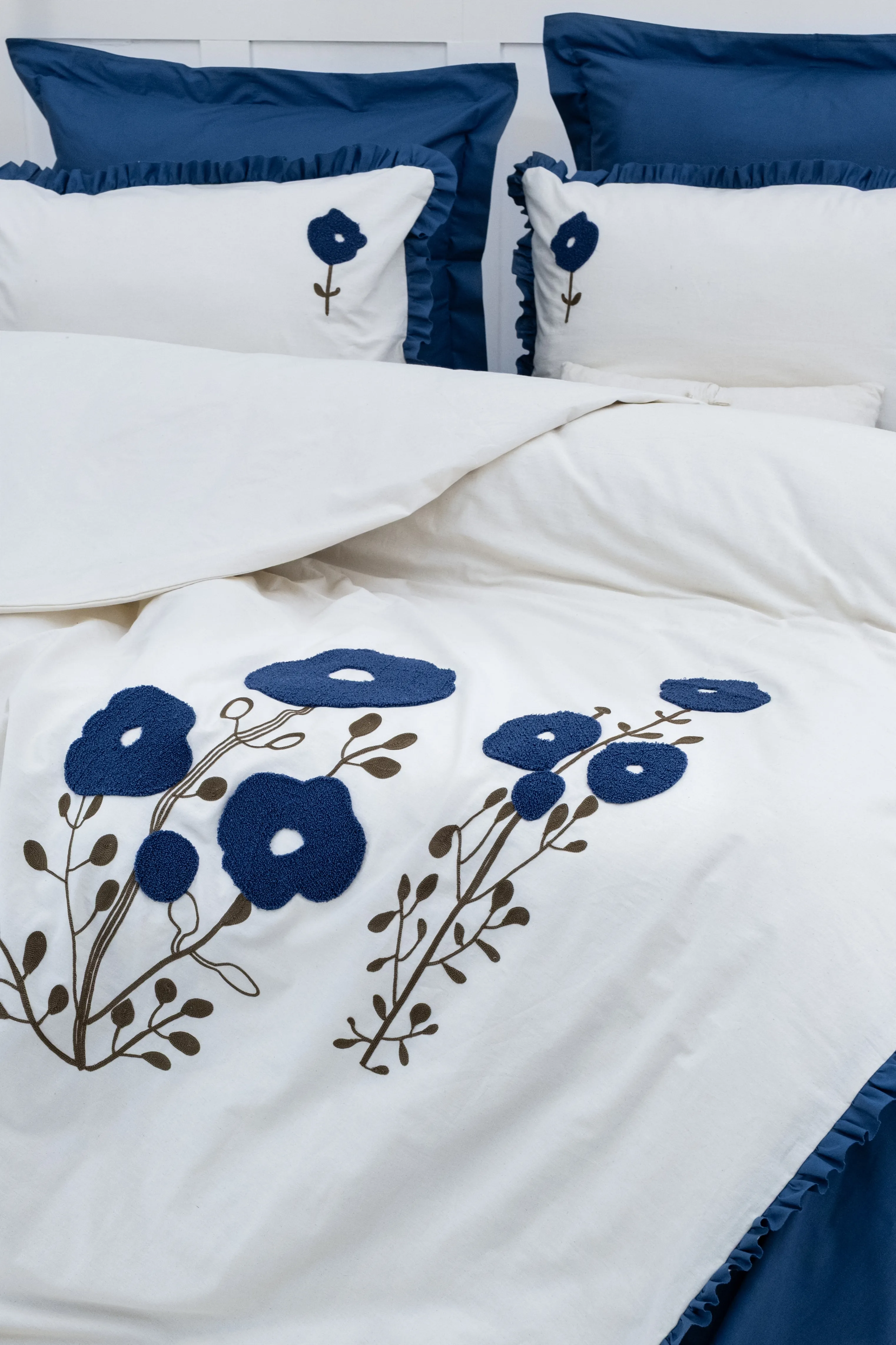 Alessa Nakışlı Nevresim Takımı – Çiçek Desenli Nakış, Volanlı Kenar Detaylı, %100 Pamuk Kumaş, 6 Parça Çift Kişilik Set (200x220 Nevresim, 240x260 Çarşaf)