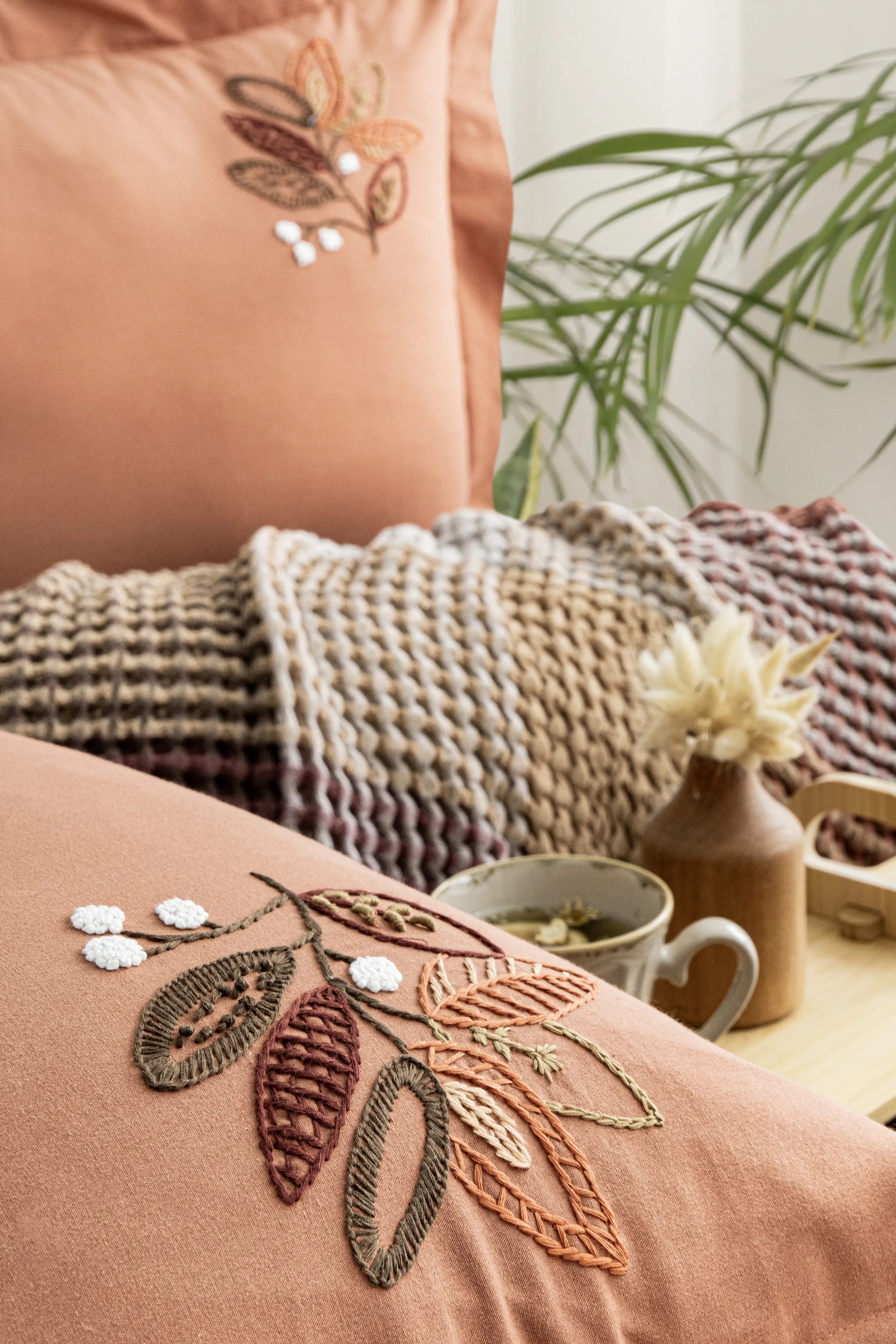 Floransa Yatak Örtüsü Seti – El Nakışı Detaylı, %100 Pamuk Jakarlı Kumaş, Bohem Dokulu 6 Parça Yatak Odası Takımı, Sıcak ve Doğal Tonlarda Zarif Tasarım