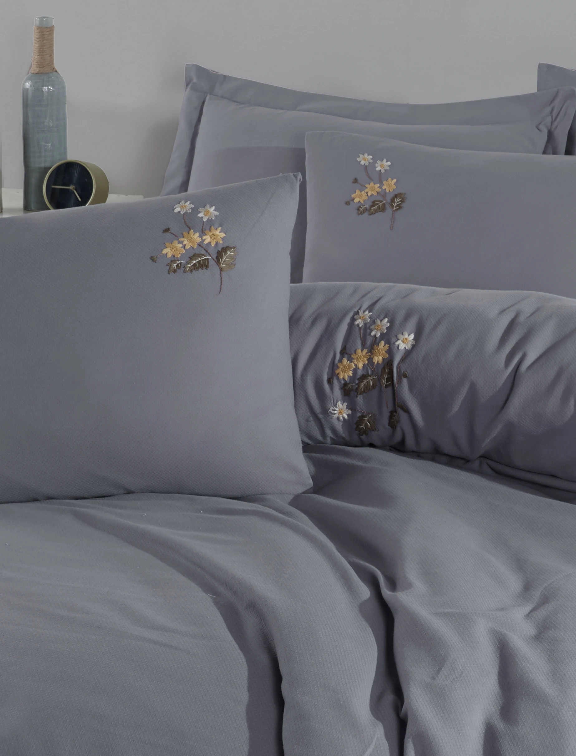 Poppy Nakışlı Nevresim Takımı – Gri Tonlarda Zarif Çiçek Nakışlı, %100 Pamuk Kumaş, 6 Parça Çift Kişilik Set (200x220 Nevresim, 240x260 Çarşaf)