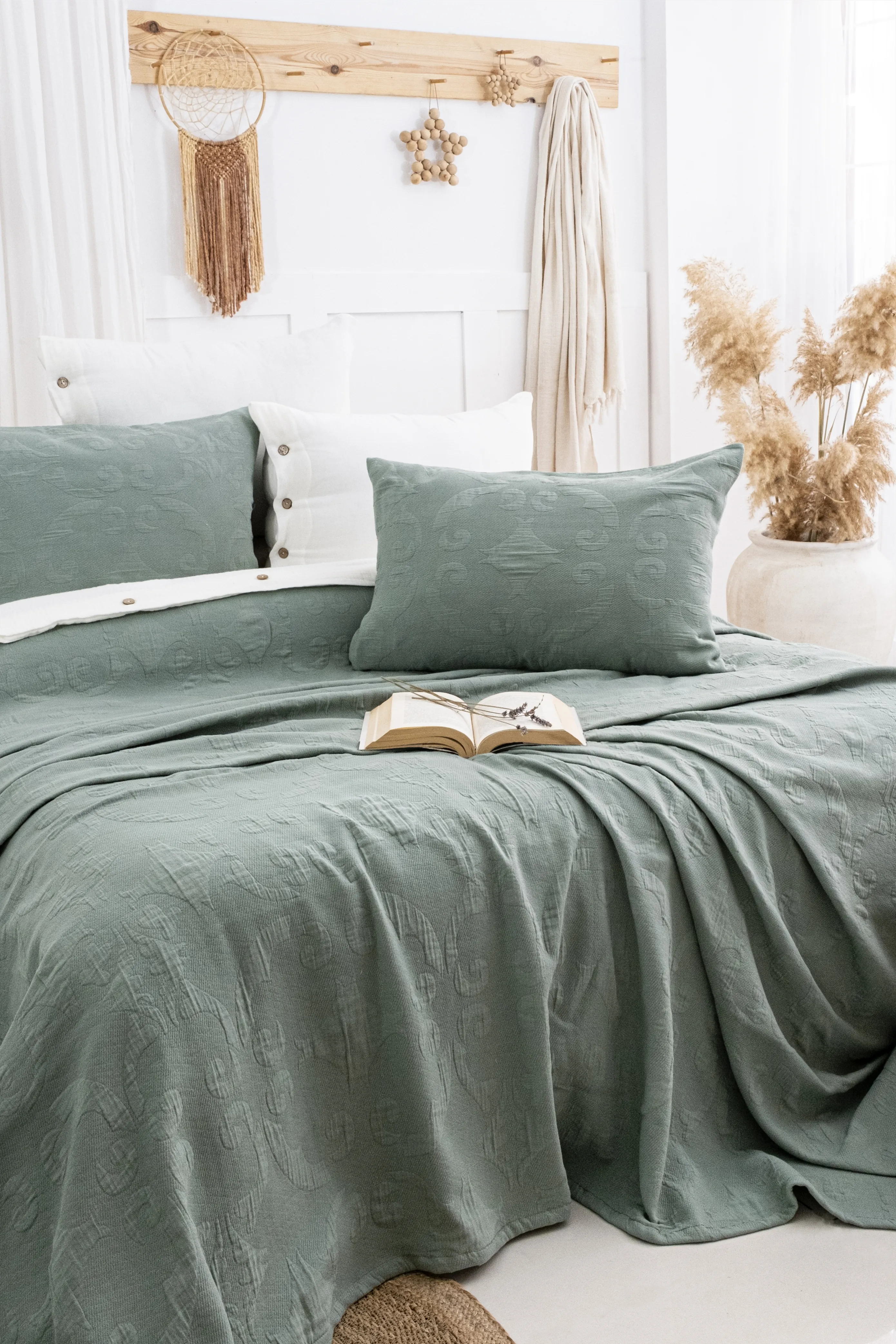 Julia Jakarlı Yatak Örtüsü Seti – Çiçek Kabartmalı %100 Pamuk Jakarlı Kumaş, Zarif ve Zamansız 3 Parça Yatak Odası Takımı