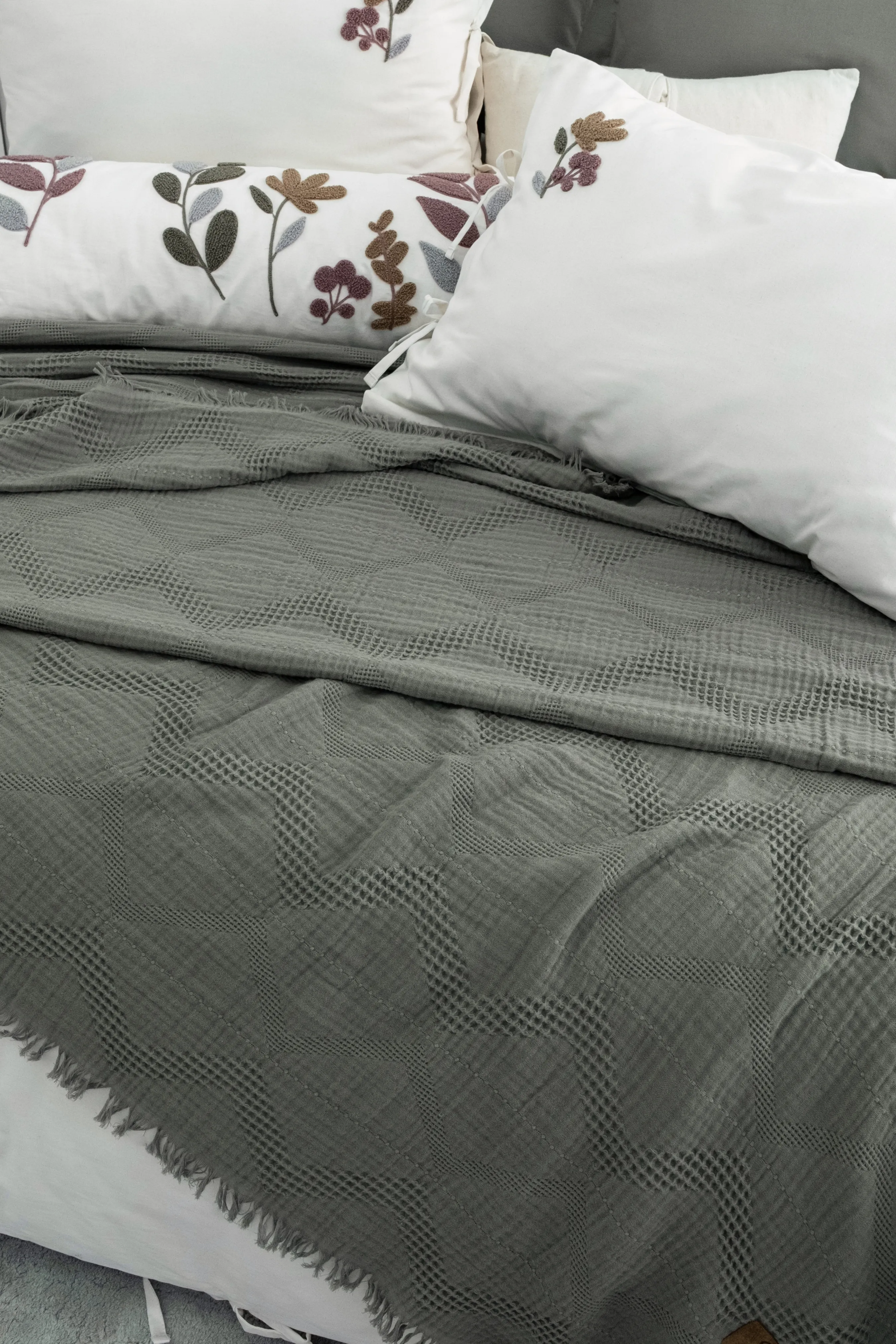 Paula Çeyiz Seti – %100 Pamuk Jakarlı Kumaş, Zarif Nakış Detaylı 6 Parça Nevresim ve Pike Takımı