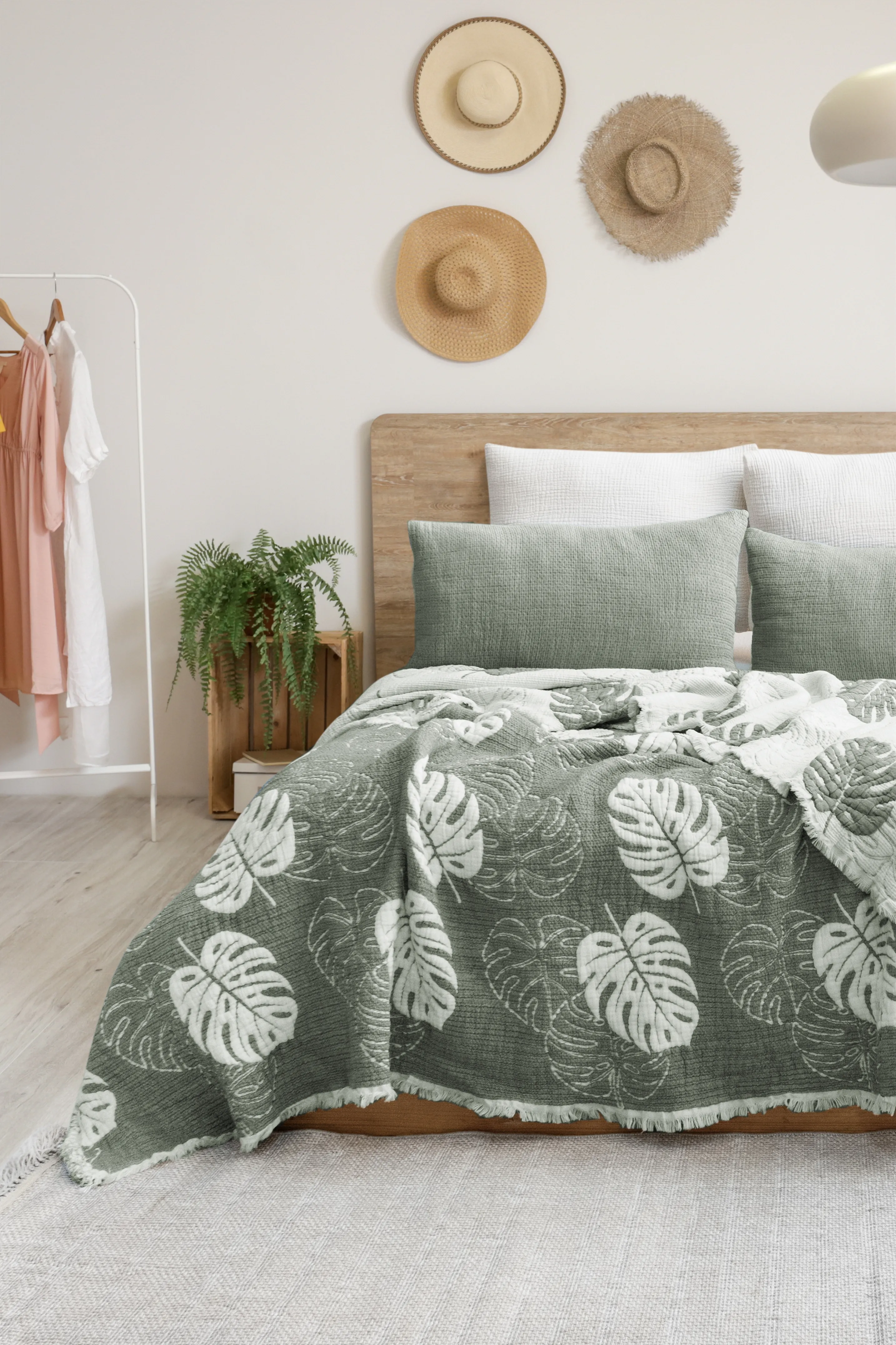 Forest Müslin Yatak Örtüsü Seti – Tropik Yaprak Desenli 4 Katmanlı Jakarlı Dokuma | %100 Pamuk | 240x260 cm | Müslin Battaniye & Pike Seti