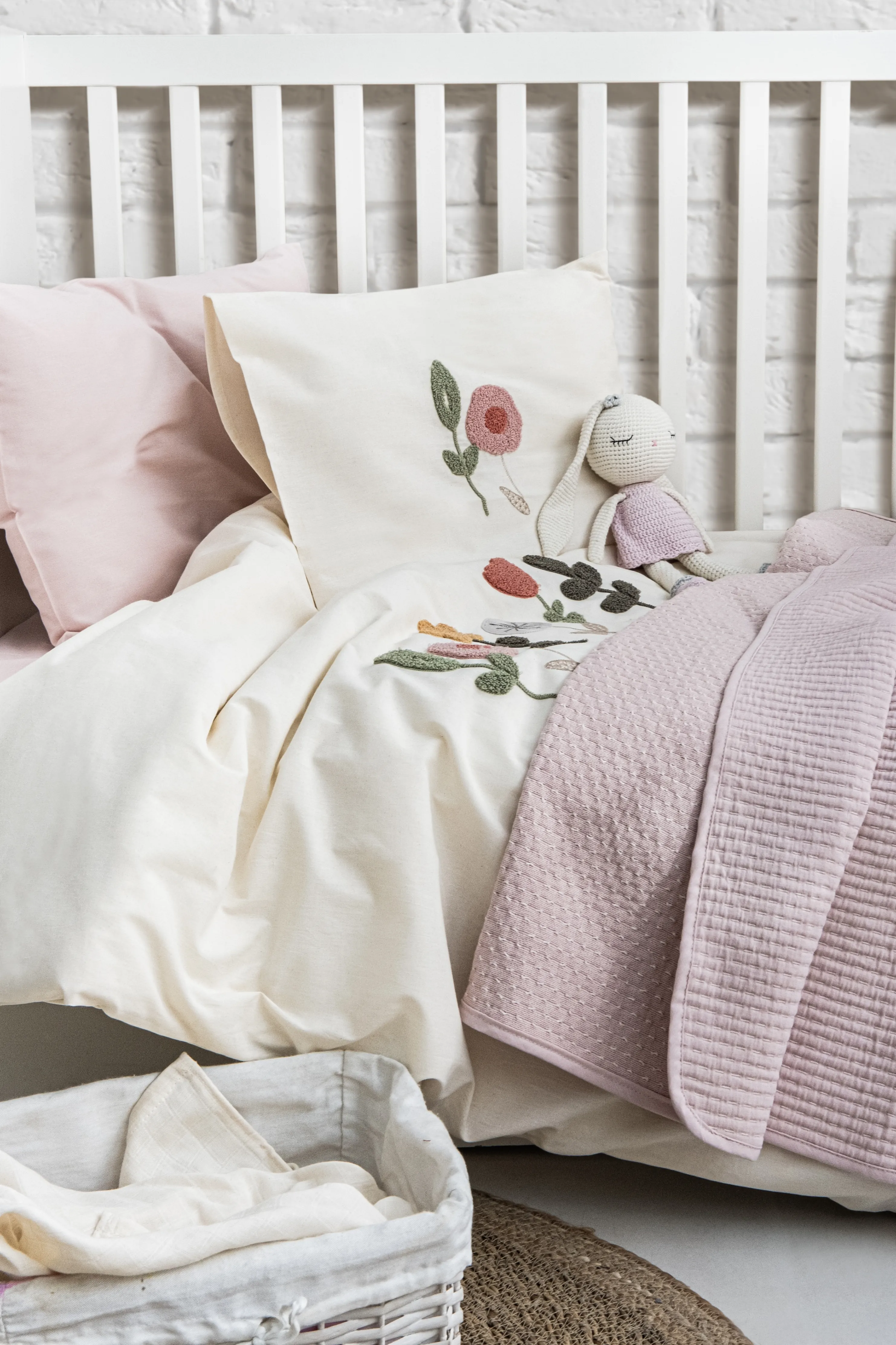 Flower Garden Nakışlı Bebek Nevresim Seti – Çiçek Desenli, %100 Pamuk Kumaş, Pembe Tonlarda Doğal ve Nefes Alan Pamuk Örtülü Bebek Seti