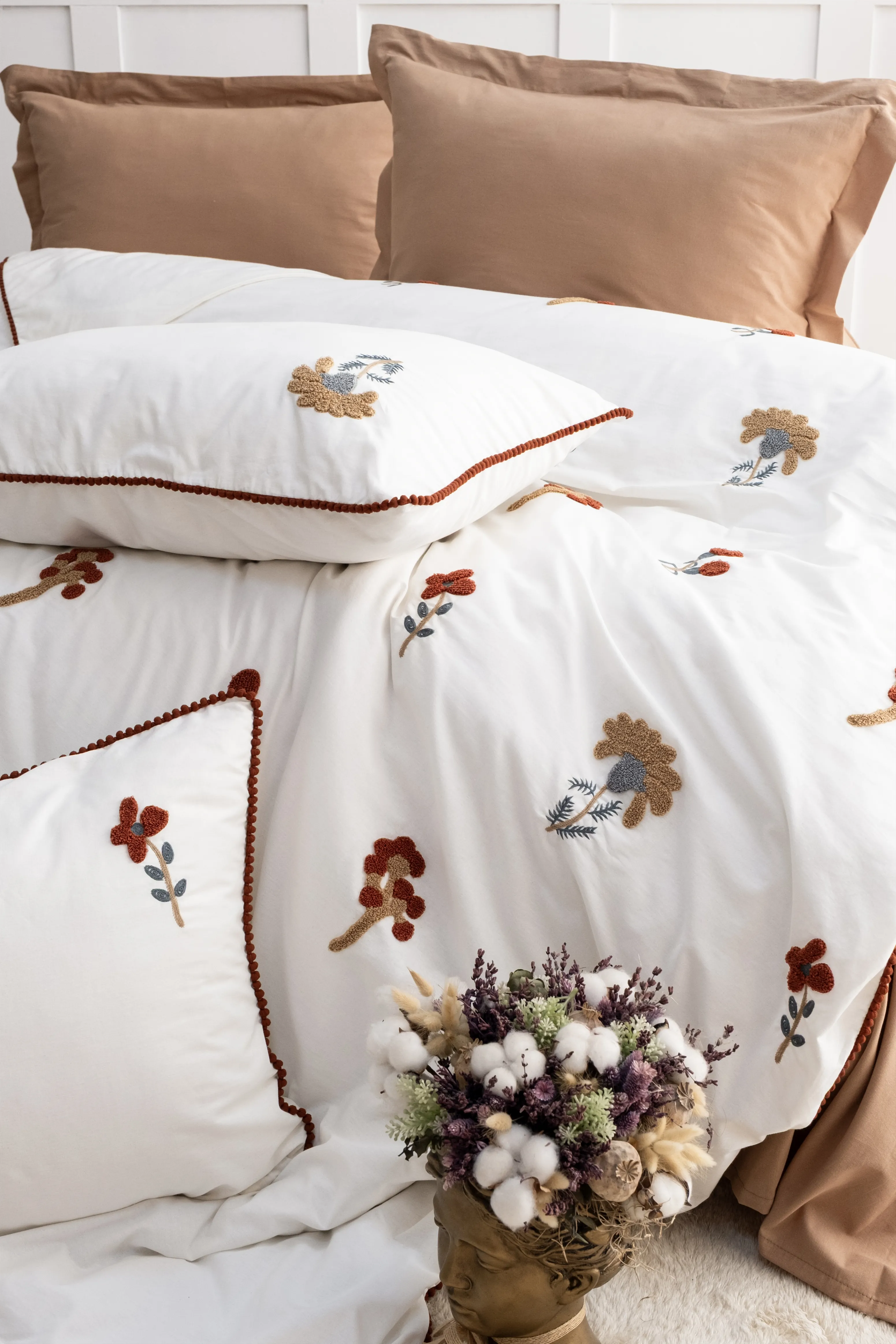 Zaira Nakışlı Nevresim Takımı – Rustik Çiçek Nakışlı, Doğal Tonlarda %100 Pamuk Kumaş, 6 Parça Çift Kişilik Set (200x220 Nevresim, 240x260 Çarşaf)