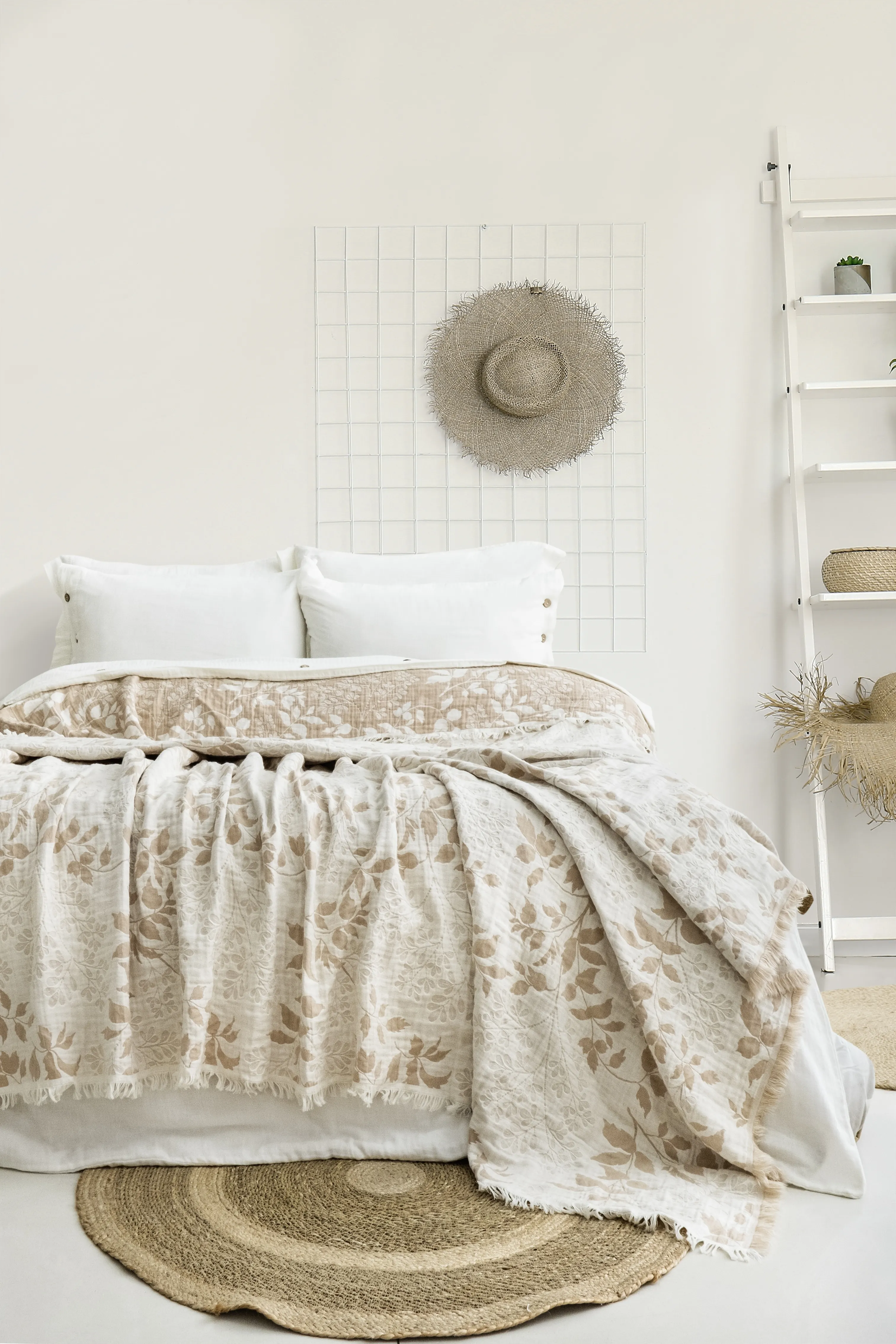 Amore Müslin Yatak Örtüsü – Yaprak Desenli 4 Katmanlı Jakarlı Dokuma | 240x260 cm | %100 Pamuk Müslin Battaniye