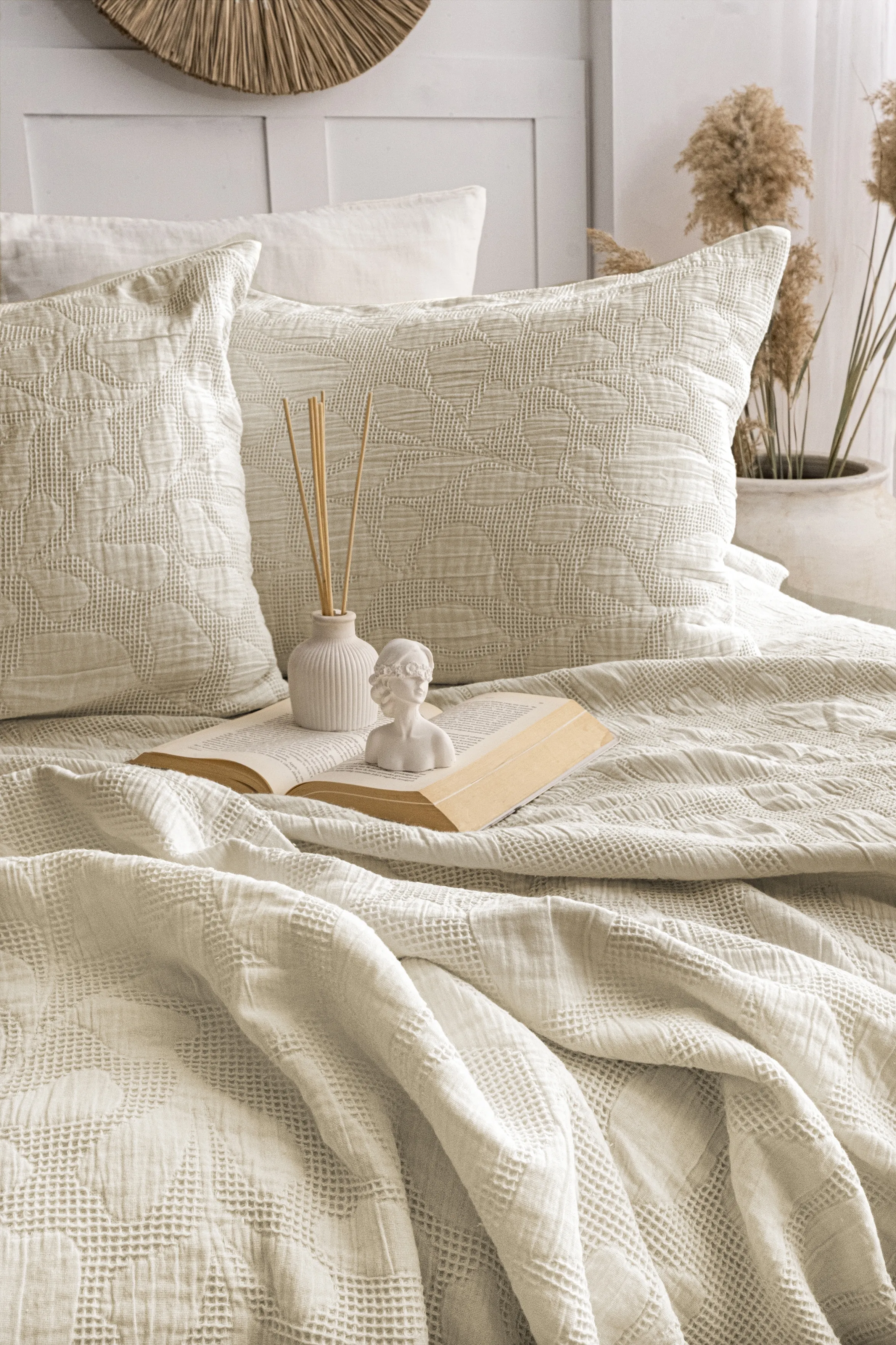 Bambi Jakarlı Yatak Örtüsü Seti – Doğadan İlham Alan Yaprak Desenli, %100 Pamuk Jakarlı Kumaş, 3 Parça Yatak Odası Takımı