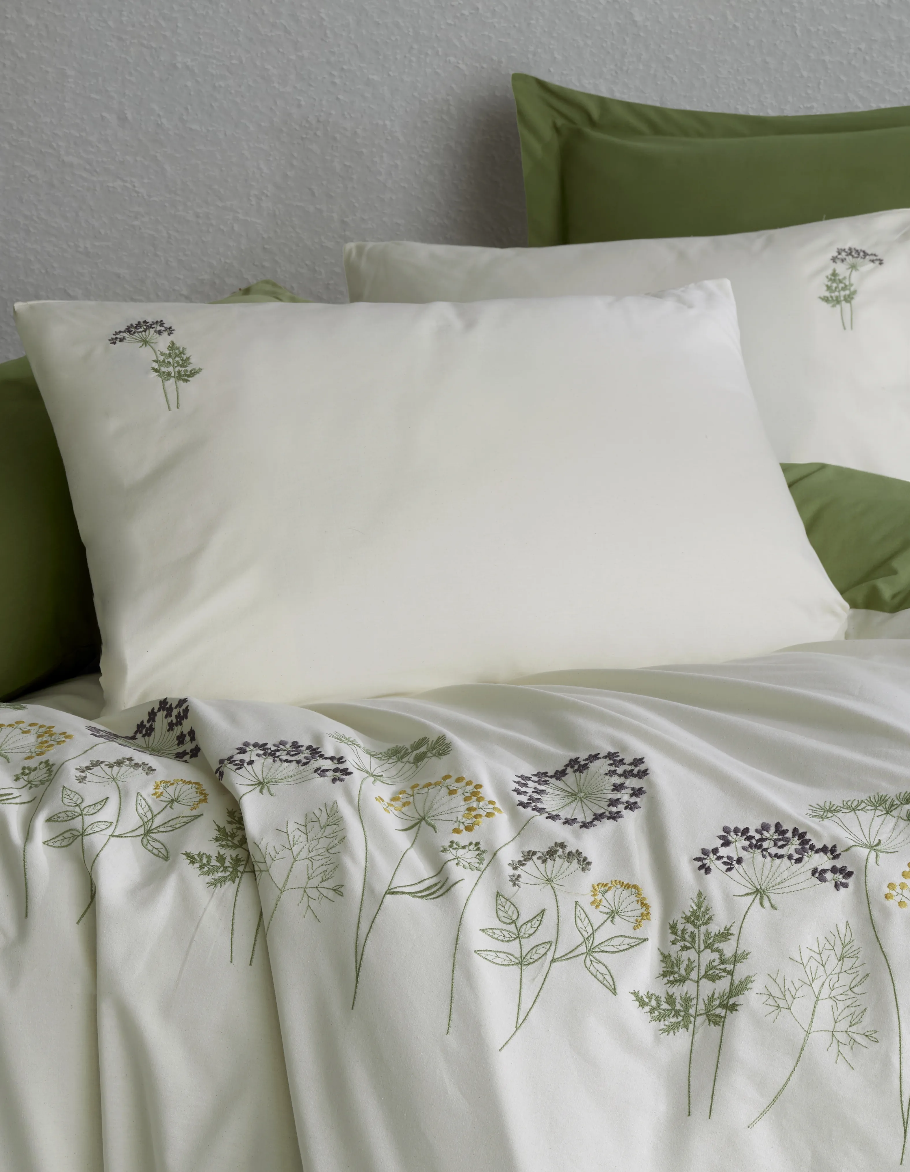 Botanic Nakışlı Nevresim Takımı – Doğadan İlham Alan Floral Nakış, %100 Pamuk, Çift Kişilik 6 Parça Set (200x220 Nevresim, 240x260 Çarşaf)