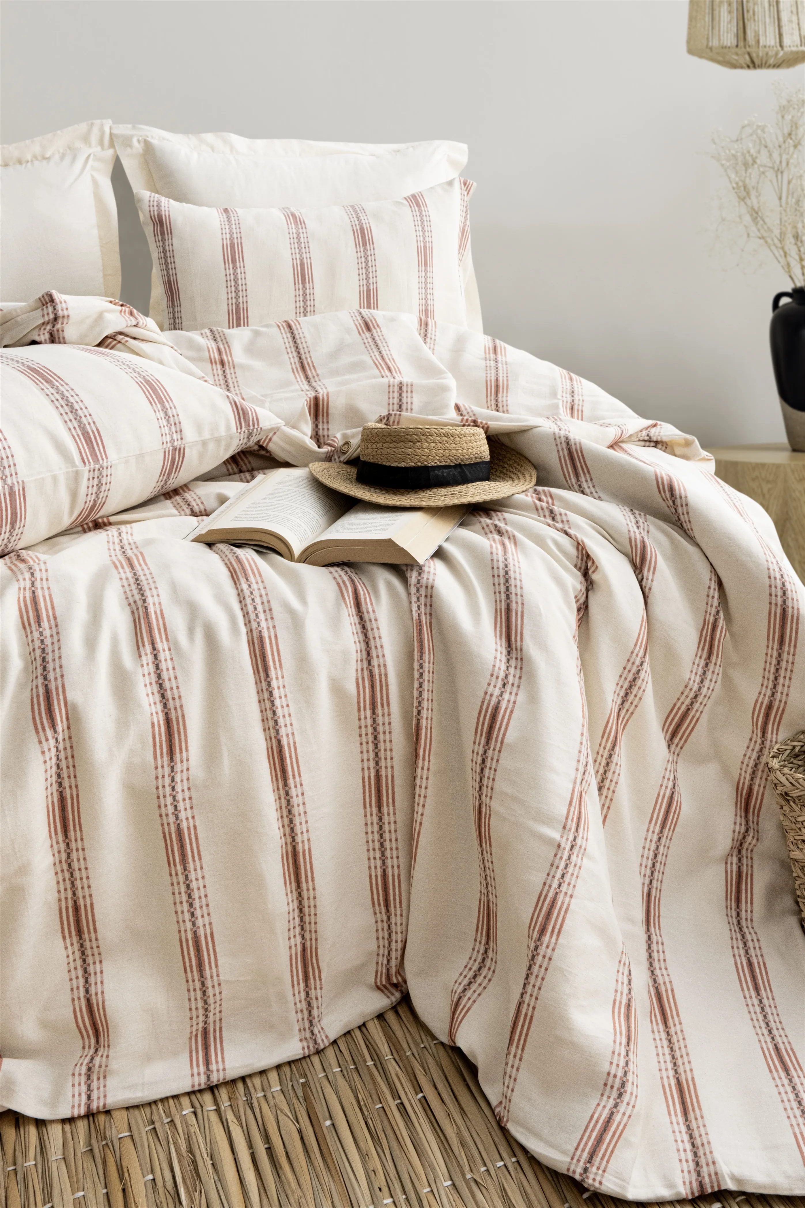 Aida İplik Boyalı Nevresim Takımı – Doğal Çizgili Dokuma, %100 Pamuk Kumaş, 3 Renk Seçeneğiyle Klasik ve Zamansız Tarz