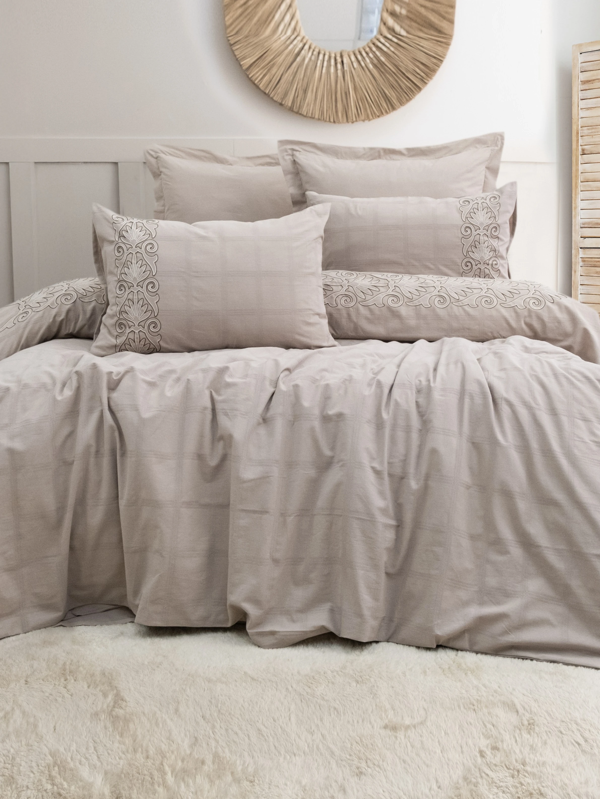 Rocco Nakışlı Nevresim Takımı – Modern Dantel Esintili Nakış Detayları, %100 Pamuk Kumaş, 6 Parça Çift Kişilik Set (200x220 Nevresim, 240x260 Çarşaf)