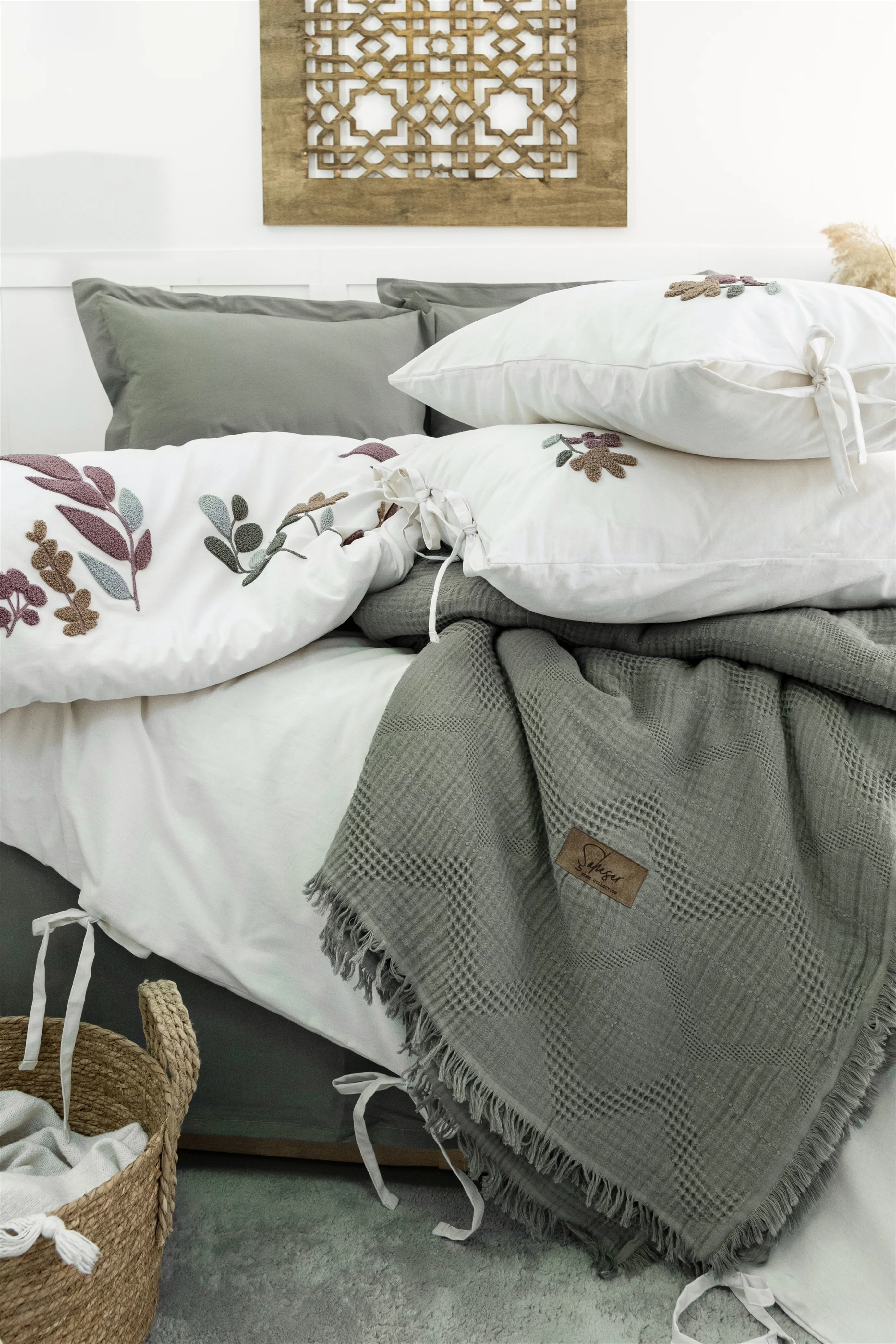 Paula Çeyiz Seti – %100 Pamuk Jakarlı Kumaş, Zarif Nakış Detaylı 6 Parça Nevresim ve Pike Takımı