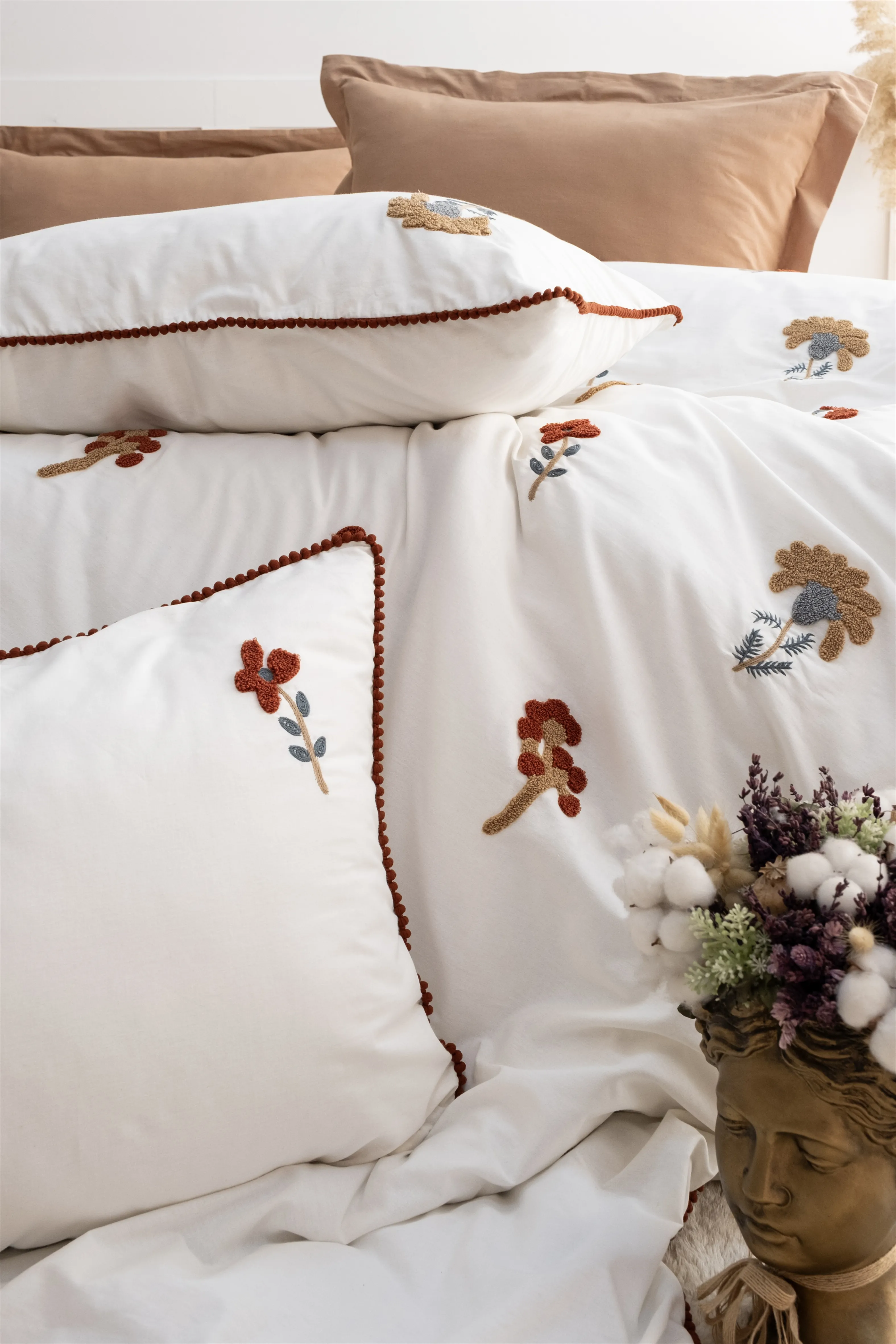 Zaira Nakışlı Nevresim Takımı – Rustik Çiçek Nakışlı, Doğal Tonlarda %100 Pamuk Kumaş, 6 Parça Çift Kişilik Set (200x220 Nevresim, 240x260 Çarşaf)