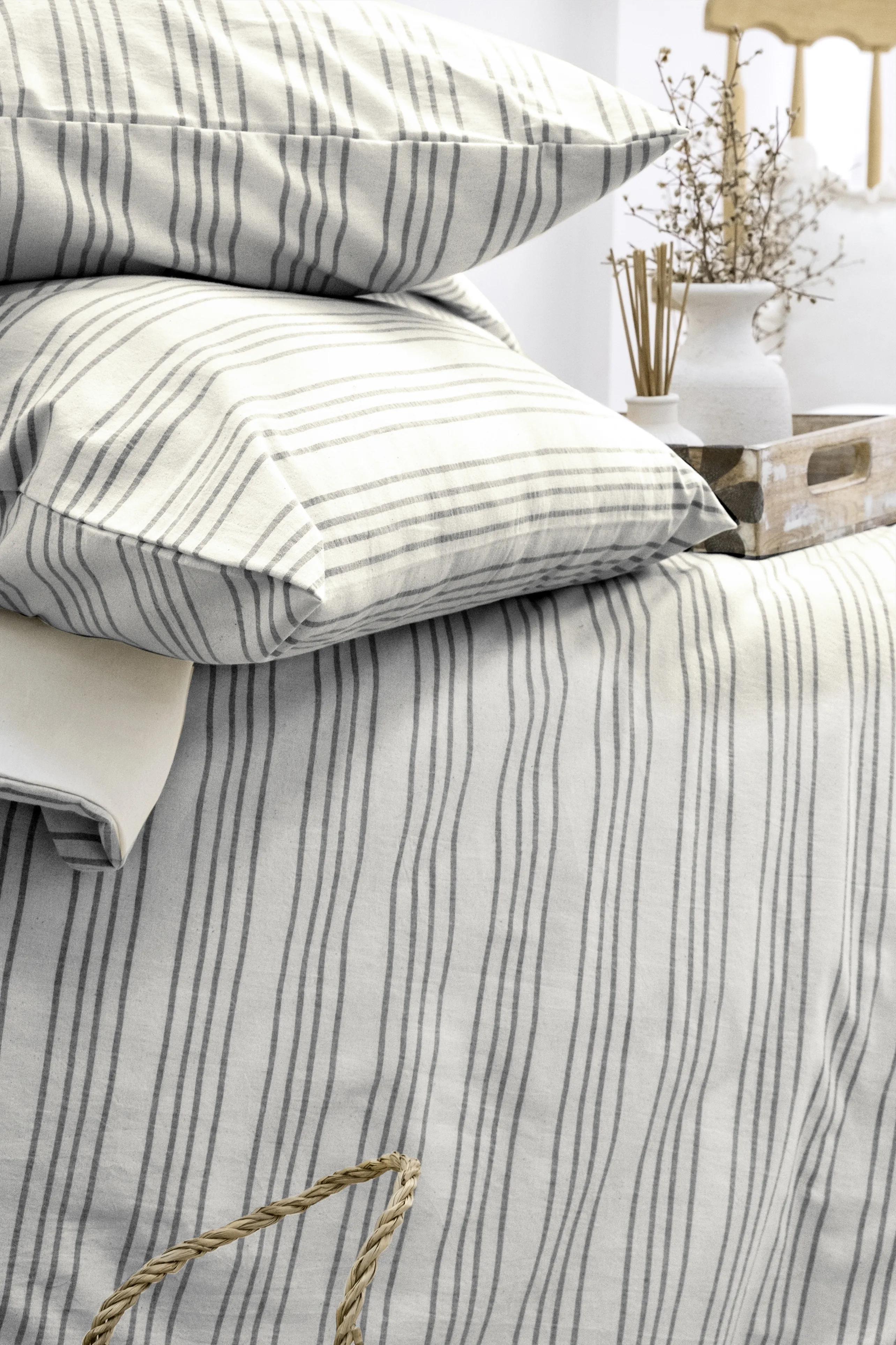 Notta İplik Boyalı Nevresim Takımı – Bej ve Antrasit İnce Çizgili Dokuma, %100 Pamuk Kumaş, Doğal ve Modern Nevresim Seti