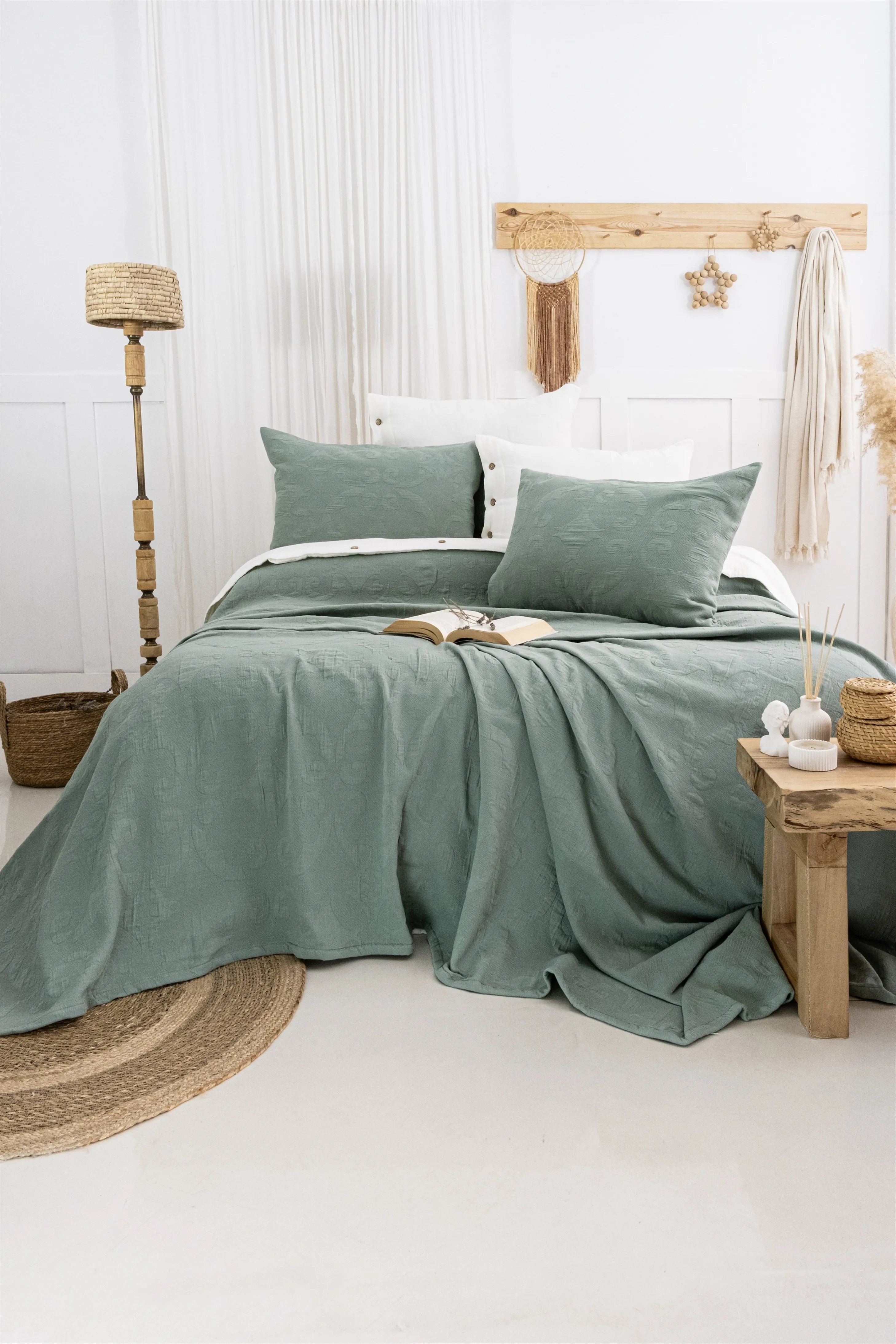 Julia Jakarlı Yatak Örtüsü Seti – Çiçek Kabartmalı %100 Pamuk Jakarlı Kumaş, Zarif ve Zamansız 3 Parça Yatak Odası Takımı