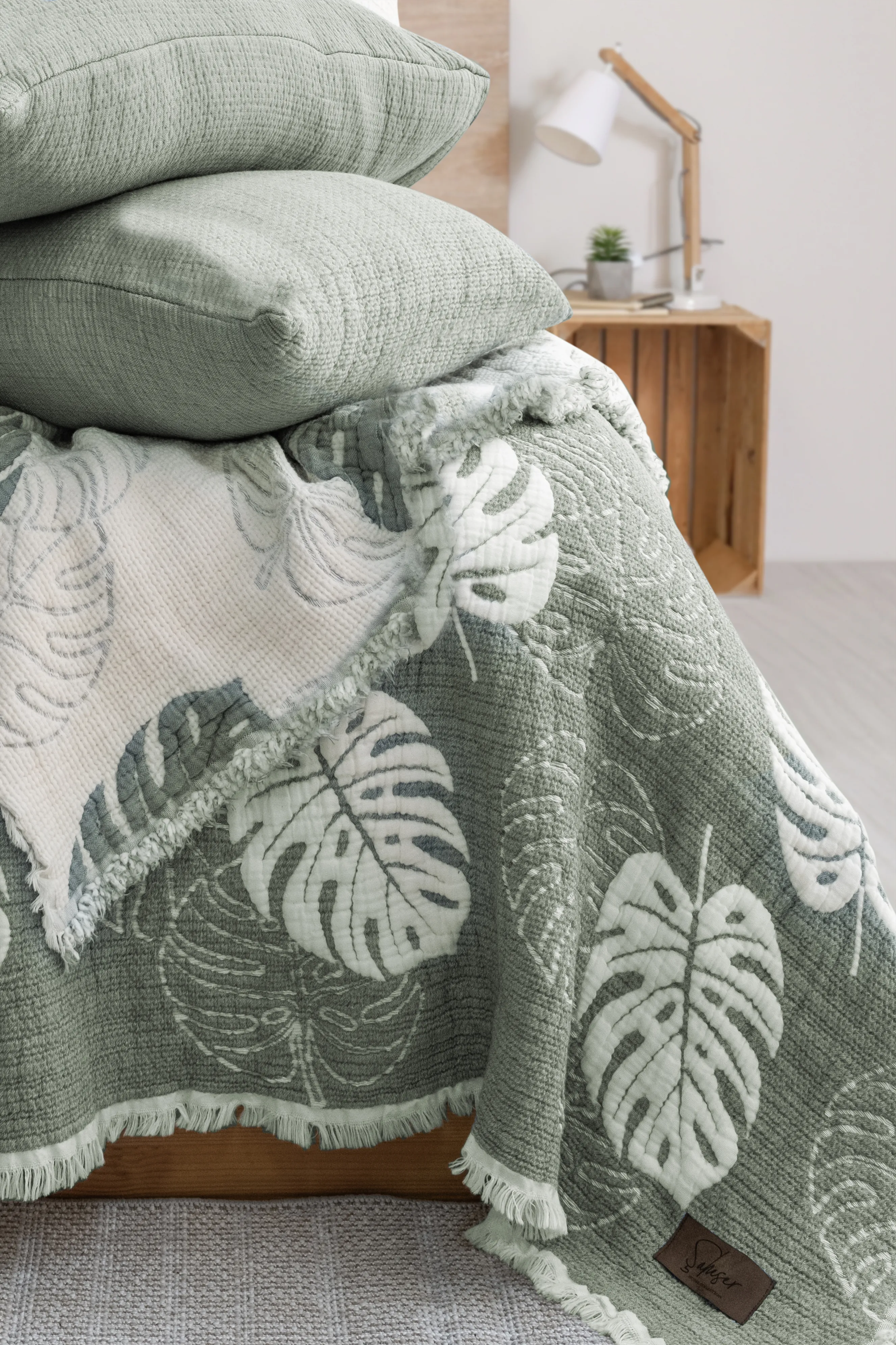 Forest Müslin Yatak Örtüsü Seti – Tropik Yaprak Desenli 4 Katmanlı Jakarlı Dokuma | %100 Pamuk | 240x260 cm | Müslin Battaniye & Pike Seti