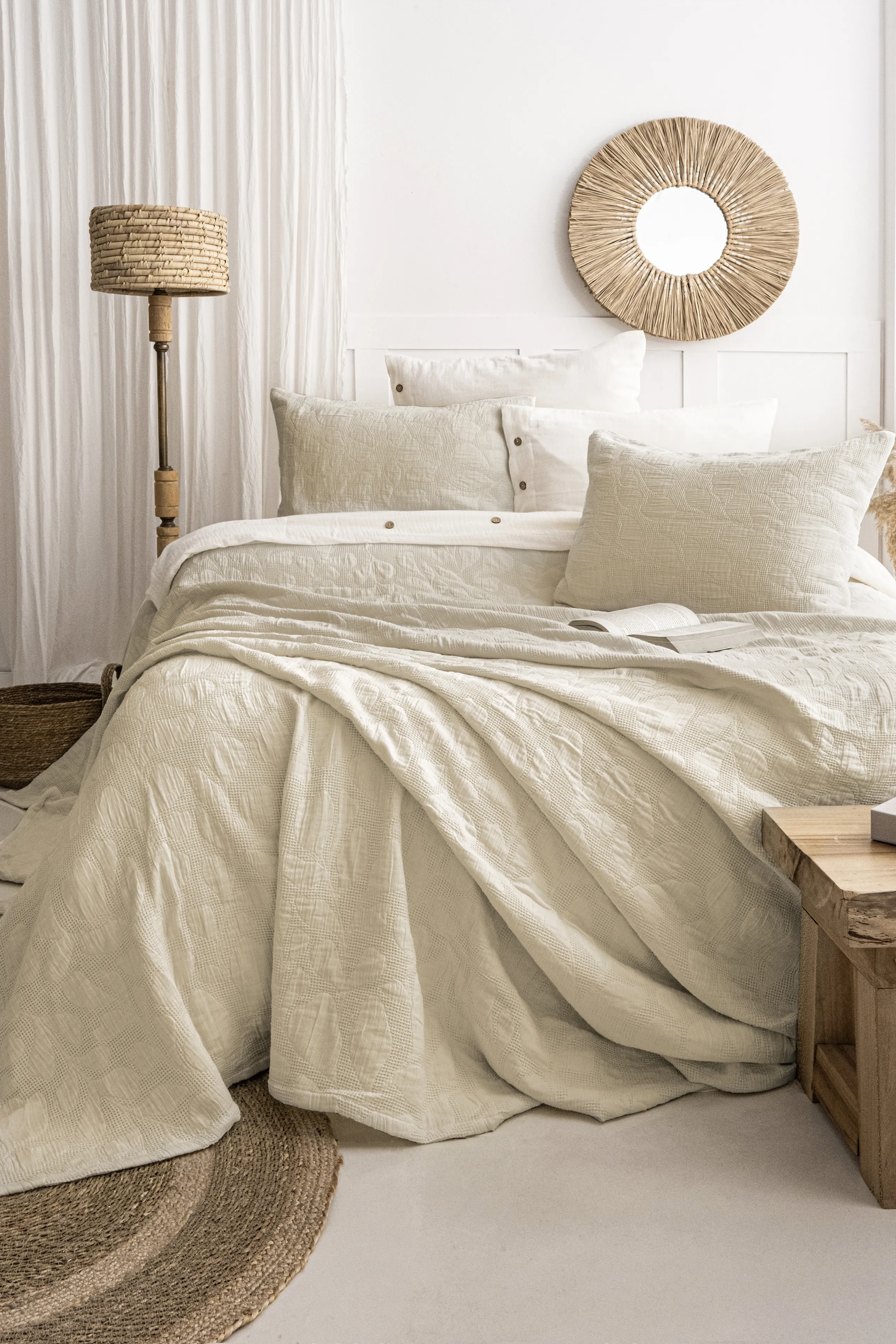 Bambi Jakarlı Yatak Örtüsü Seti – Doğadan İlham Alan Yaprak Desenli, %100 Pamuk Jakarlı Kumaş, 3 Parça Yatak Odası Takımı