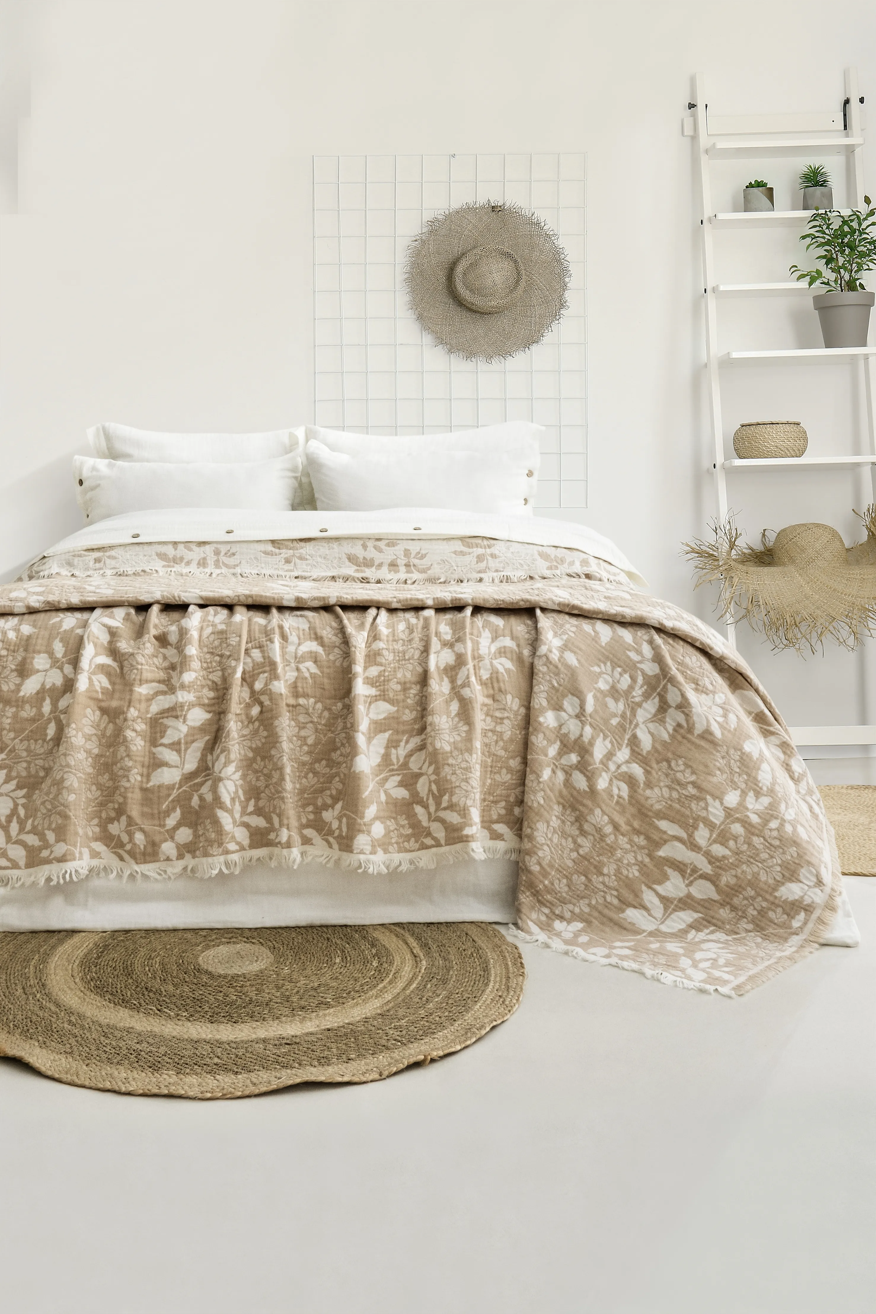 Amore Müslin Yatak Örtüsü – Yaprak Desenli 4 Katmanlı Jakarlı Dokuma | 240x260 cm | %100 Pamuk Müslin Battaniye