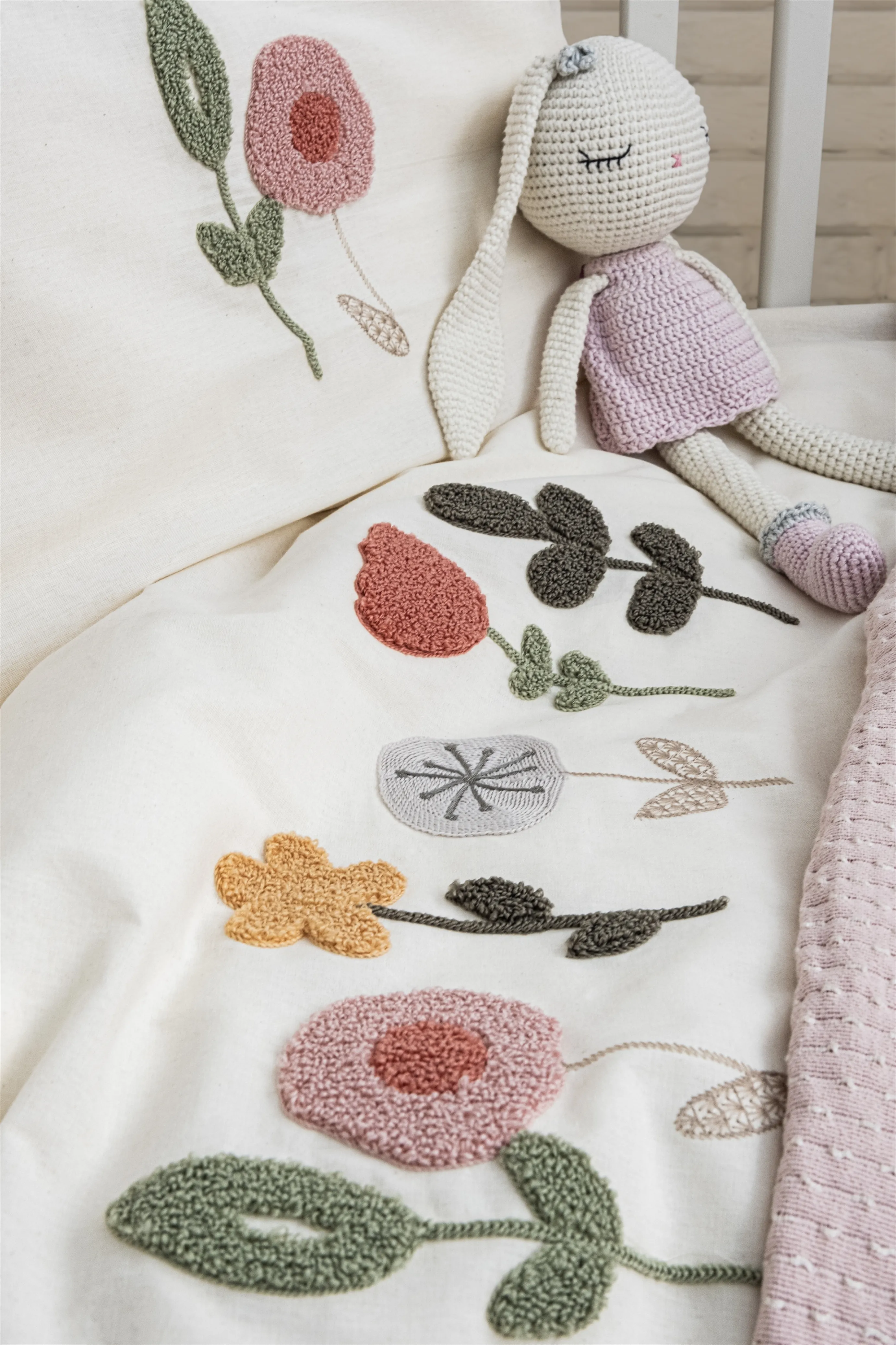 Flower Garden Nakışlı Bebek Nevresim Seti – Çiçek Desenli, %100 Pamuk Kumaş, Pembe Tonlarda Doğal ve Nefes Alan Pamuk Örtülü Bebek Seti