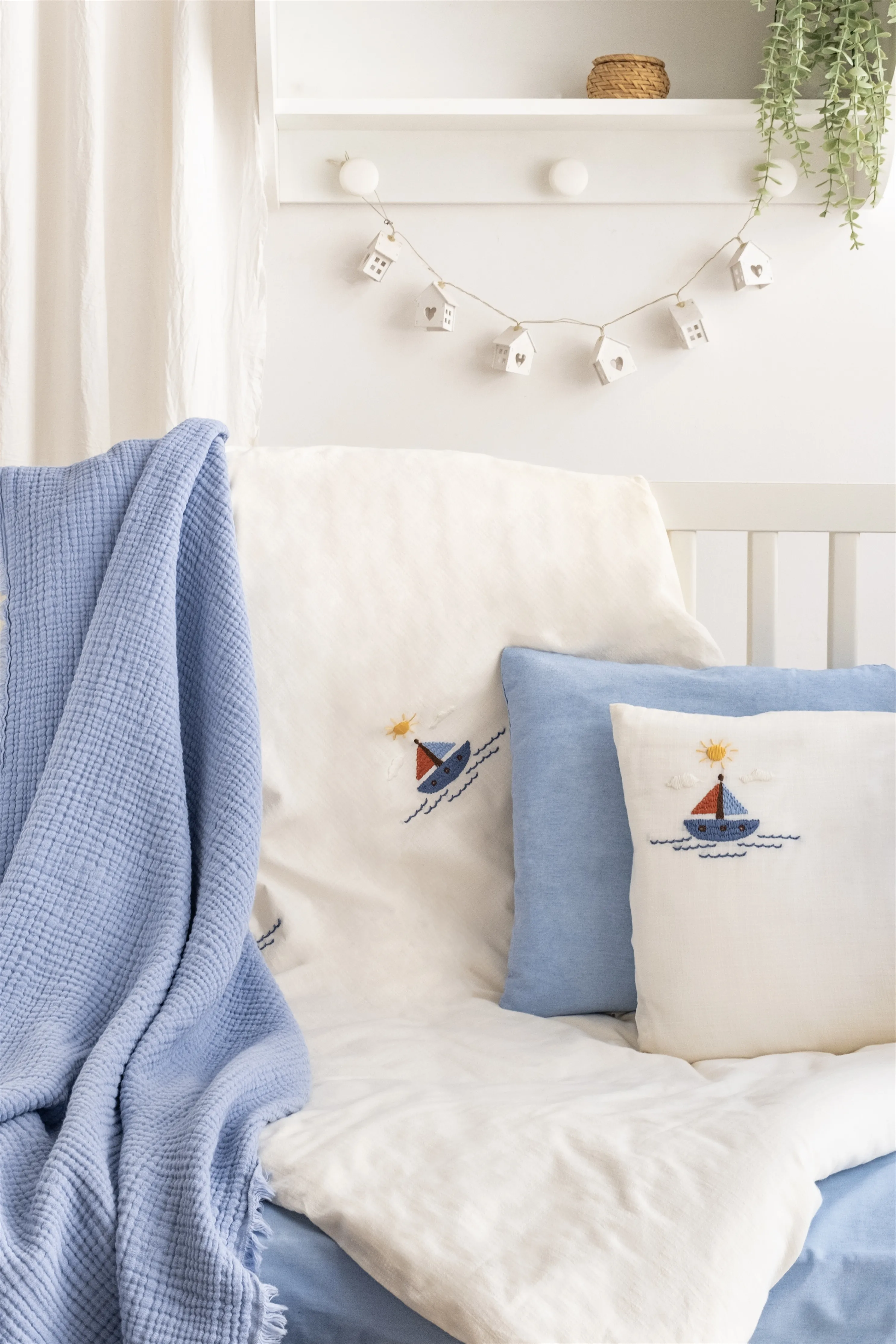 Sailor Müslin Bebek Nevresim Takımı – Mavi Tonlarda Deniz Temalı El Nakışlı %100 Pamuk Müslin Bebek Battaniyesi Seti