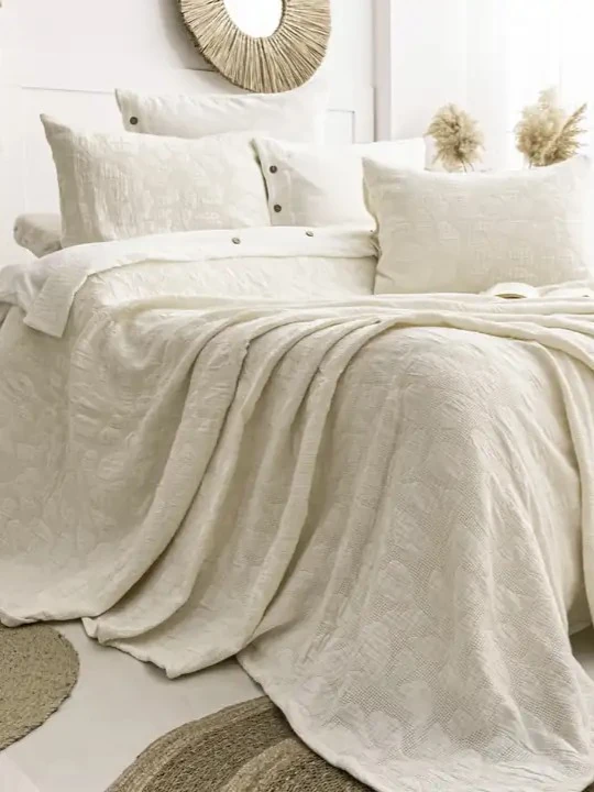 Bambi Jakarlı Yatak Örtüsü Seti – Doğadan İlham Alan Yaprak Desenli, %100 Pamuk Jakarlı Kumaş, 3 Parça Yatak Odası Takımı