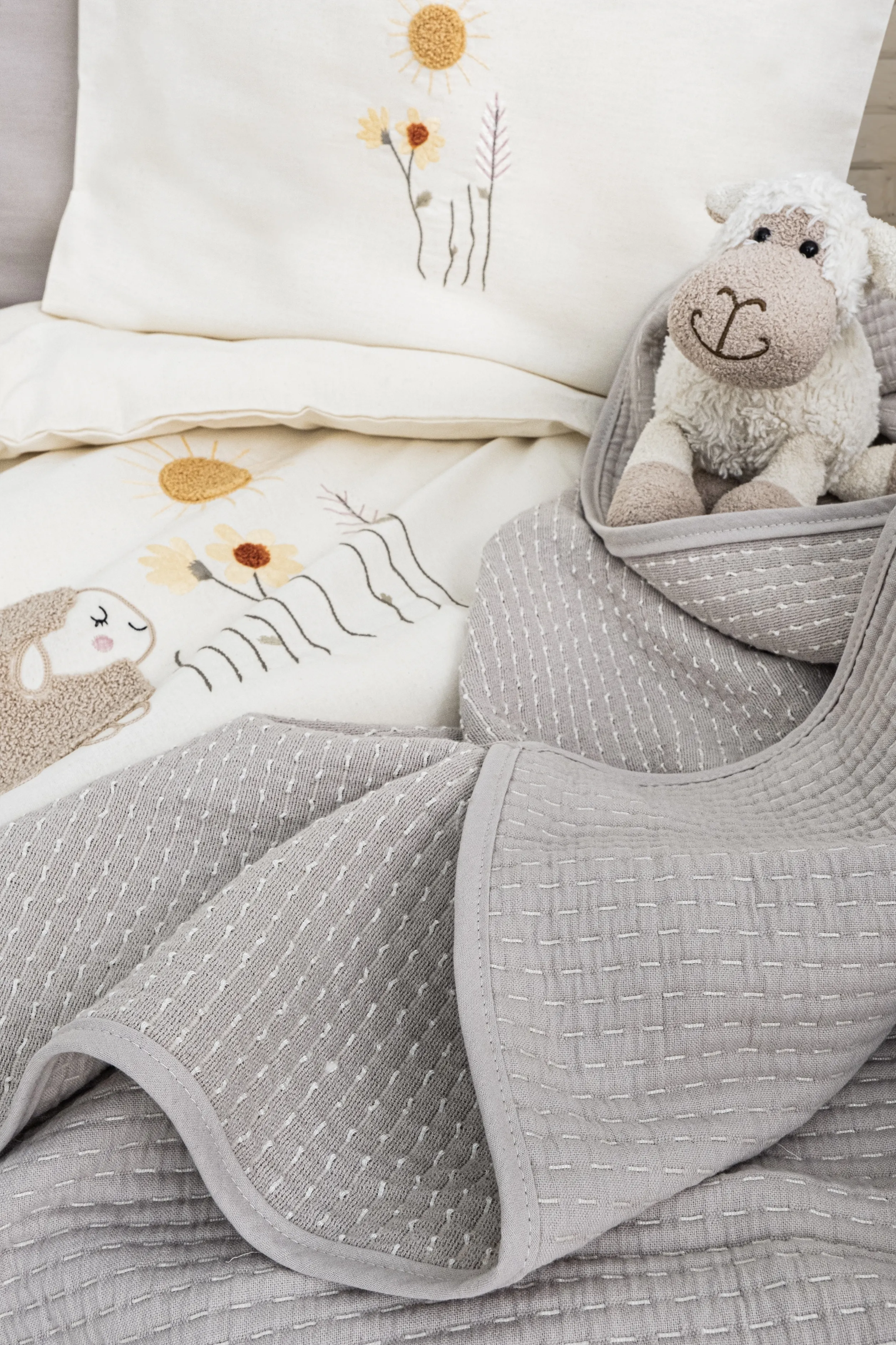 Little Sheep Nakışlı Bebek Nevresim Seti – Kuzu Nakışlı, %100 Pamuk Kumaş, Bej Tonlarda Doğal ve Yumuşak Pamuk Örtlülü Bebek Nevresimi