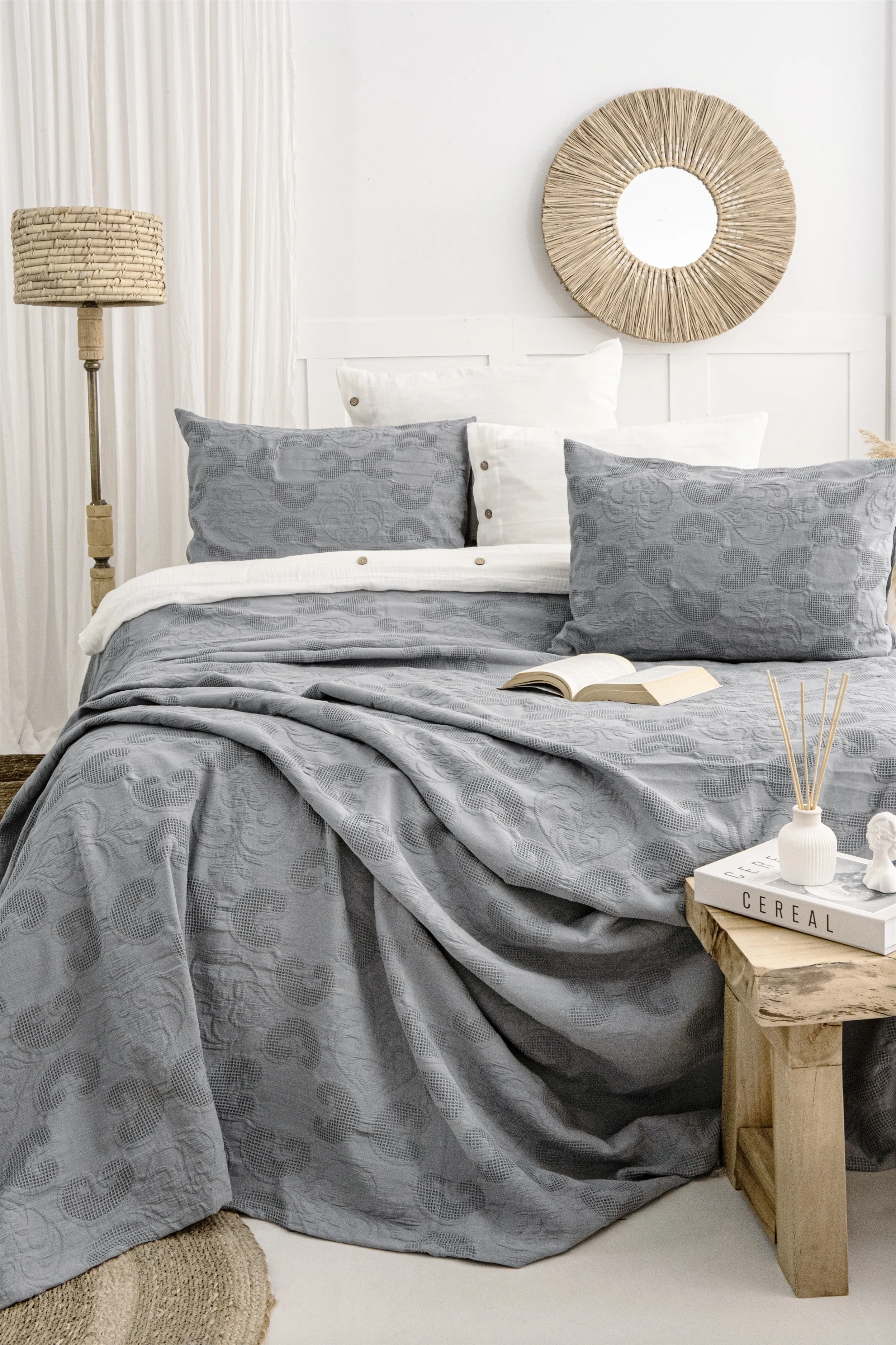 Italo Jakarlı Yatak Örtüsü Seti – Klasik Dokulu, %100 Pamuk Jakarlı Kumaş, Zamansız Şıklık Sunan 3 Parça Yatak Odası Takımı