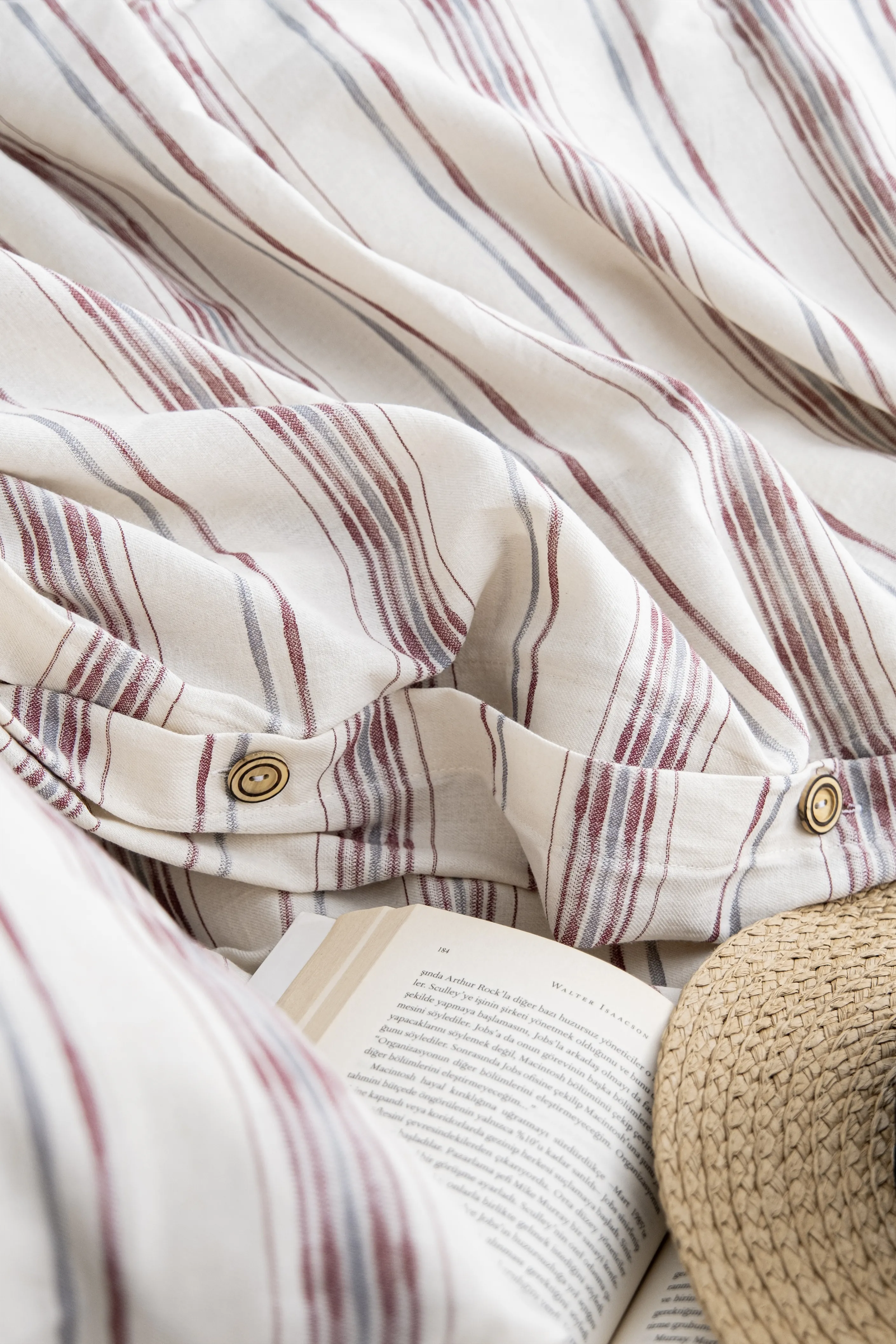 Evan İplik Boyalı Nevresim Takımı – Mürdüm Çizgili Desen, Düğme Detaylı %100 Pamuk Kumaş, Doğal ve Zarif Nevresim Seti