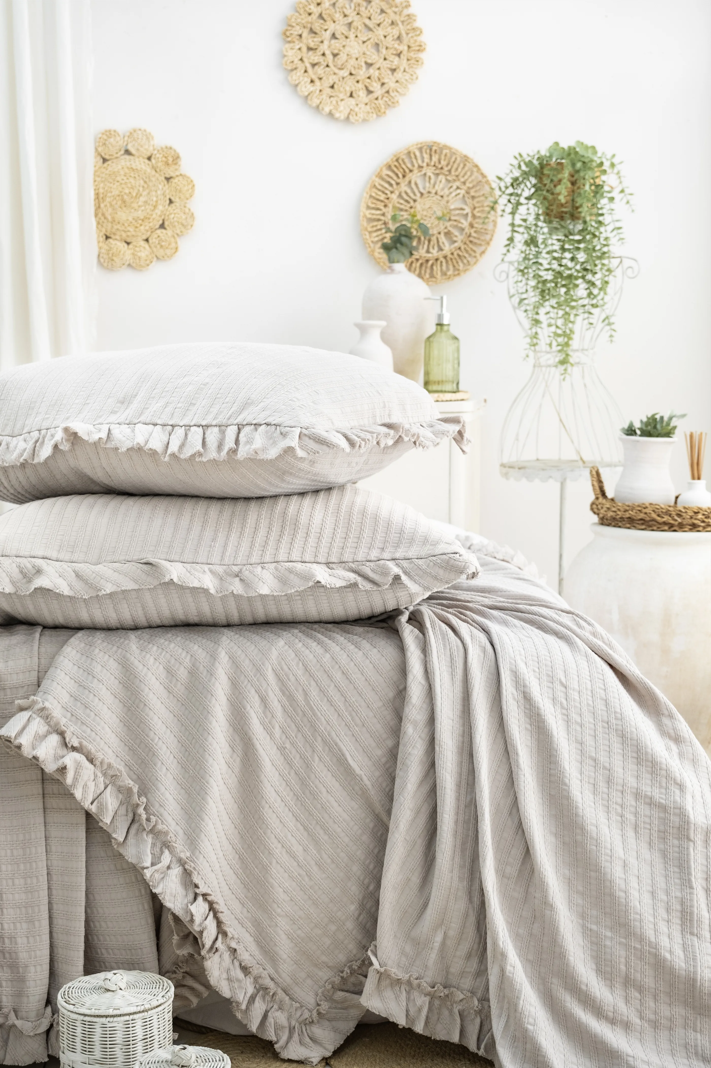 Marta Jakarlı Yatak Örtüsü Seti – Fırfırlı Kenar Detaylı %100 Pamuk Jakarlı Kumaş, Romantik ve Yumuşak Dokulu 3 Parça Yatak Odası Takımı