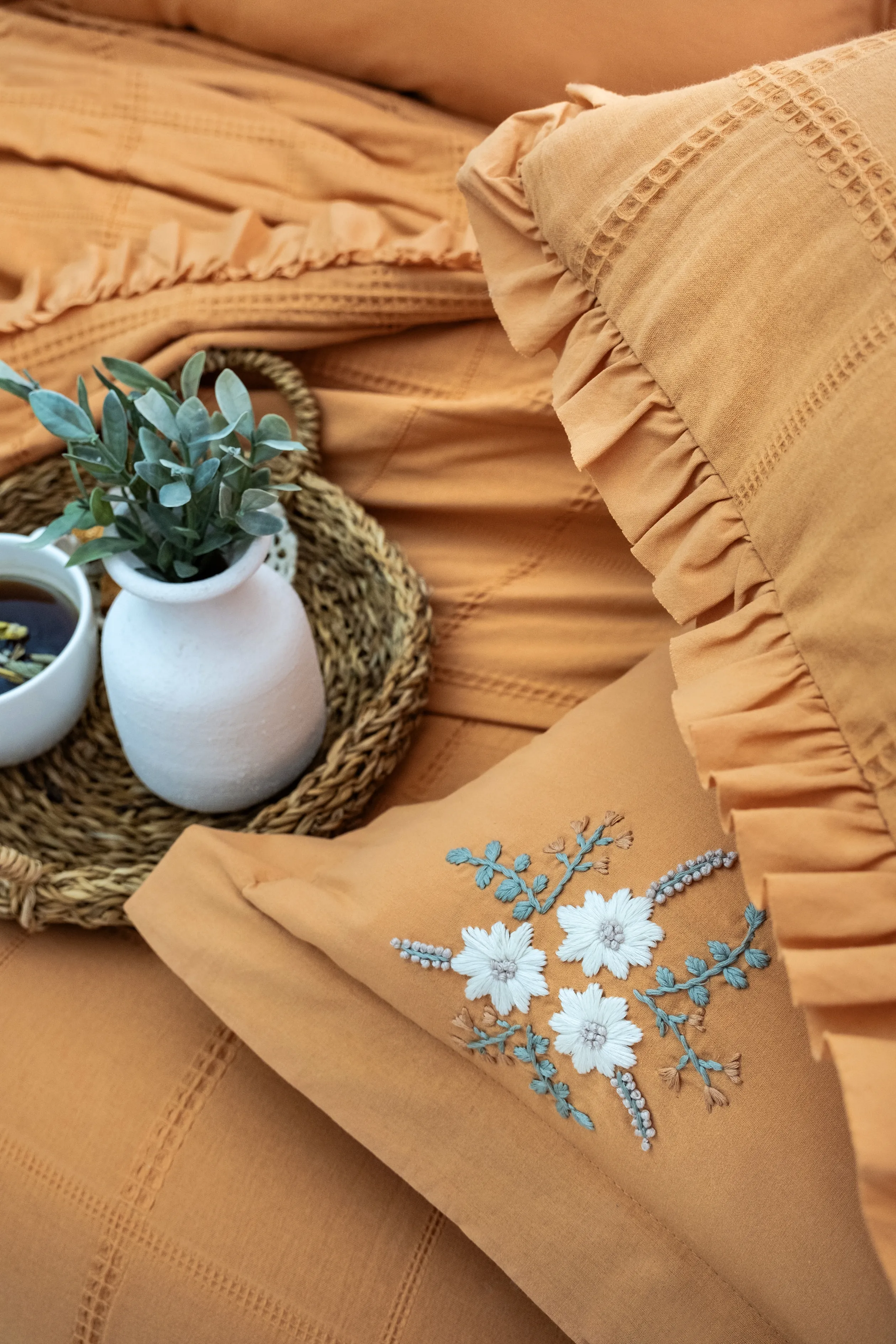 Fiorella Yatak Örtüsü Seti – Fırfır Detaylı %100 Pamuk Jakarlı Kumaş, El Nakışı Dokunuşlu 6 Parça Yatak Odası Takımı, Romantik ve Zarif Tasarım