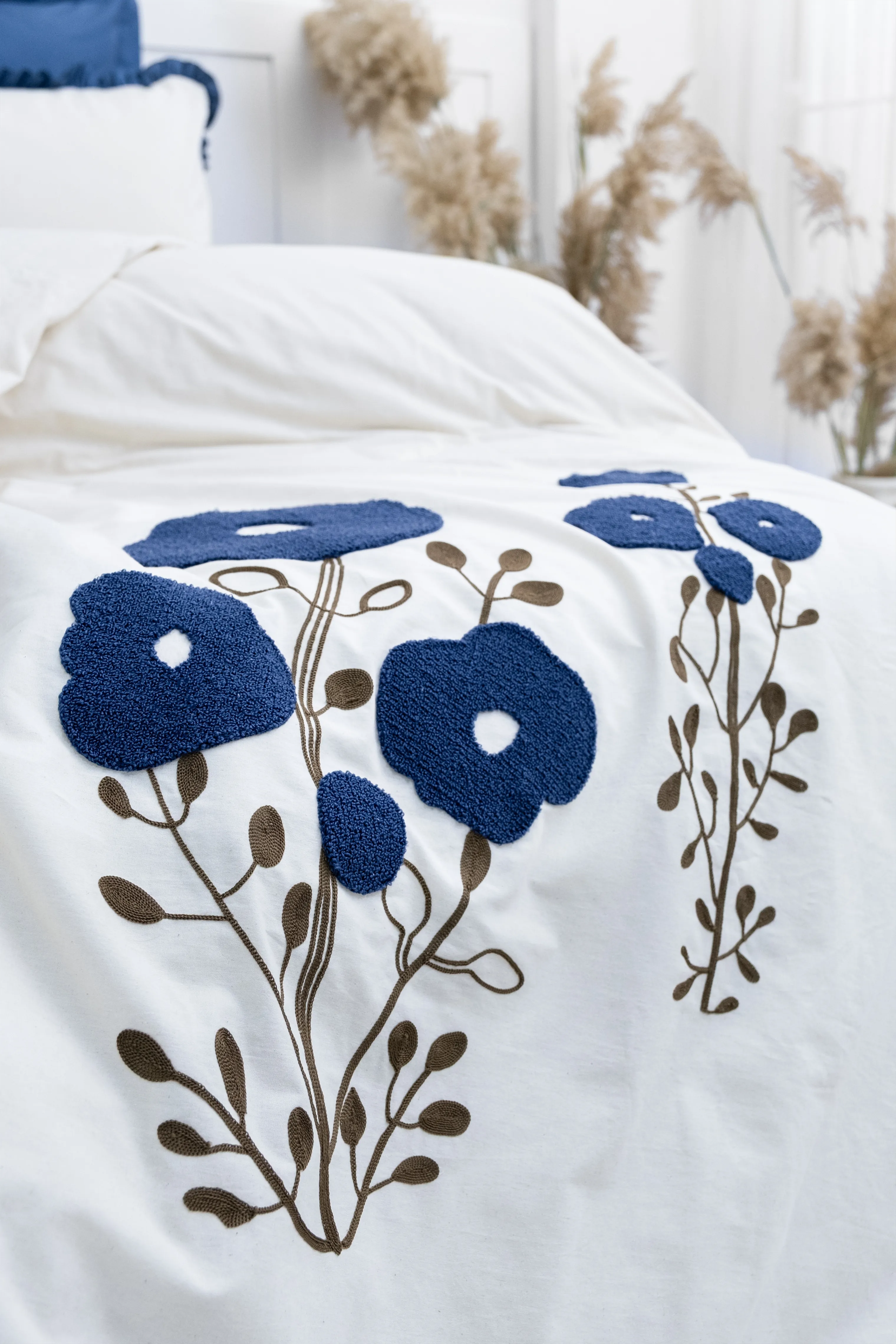 Alessa Nakışlı Nevresim Takımı – Çiçek Desenli Nakış, Volanlı Kenar Detaylı, %100 Pamuk Kumaş, 6 Parça Çift Kişilik Set (200x220 Nevresim, 240x260 Çarşaf)