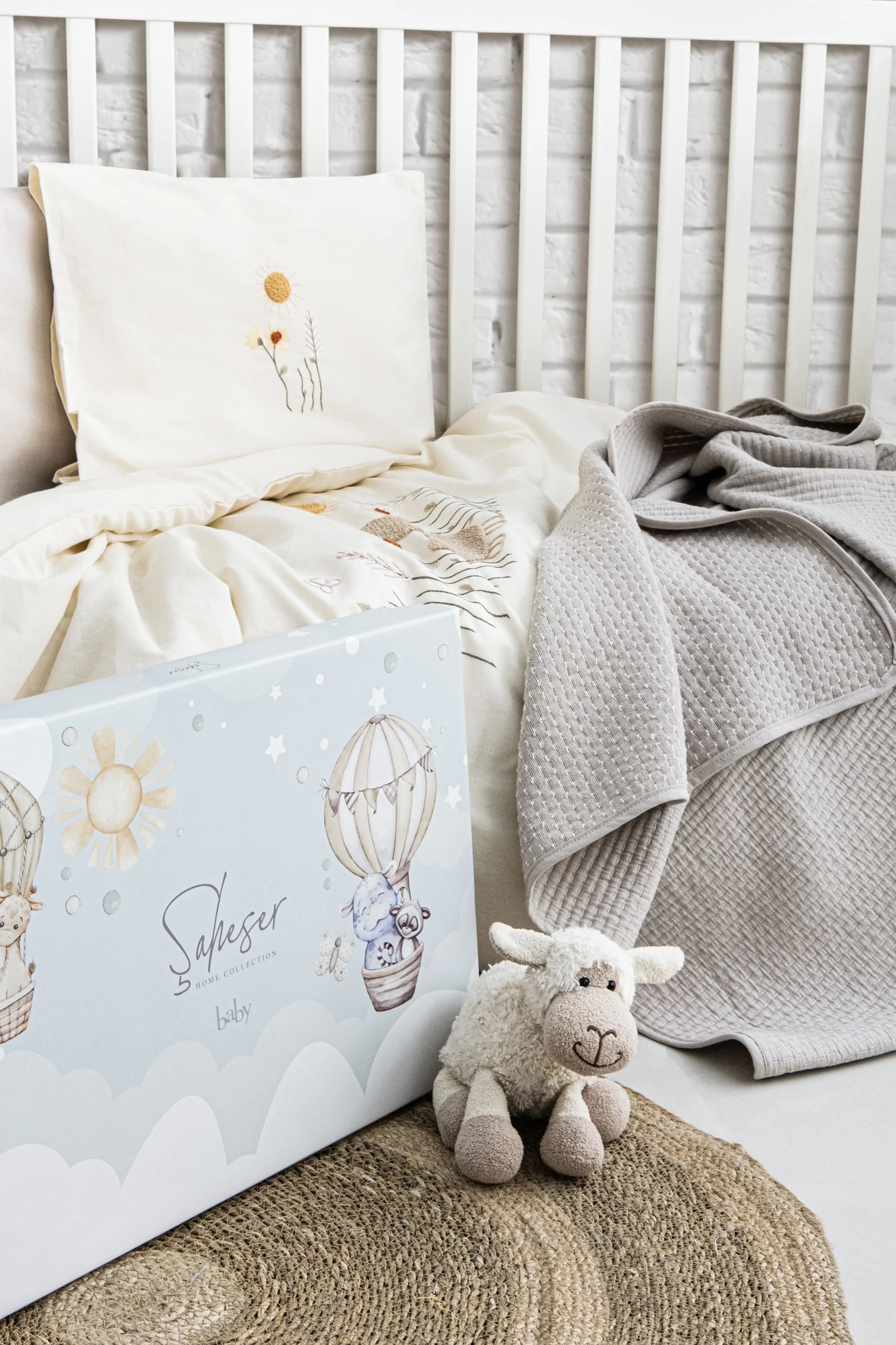 Little Sheep Nakışlı Bebek Nevresim Seti – Kuzu Nakışlı, %100 Pamuk Kumaş, Bej Tonlarda Doğal ve Yumuşak Pamuk Örtlülü Bebek Nevresimi