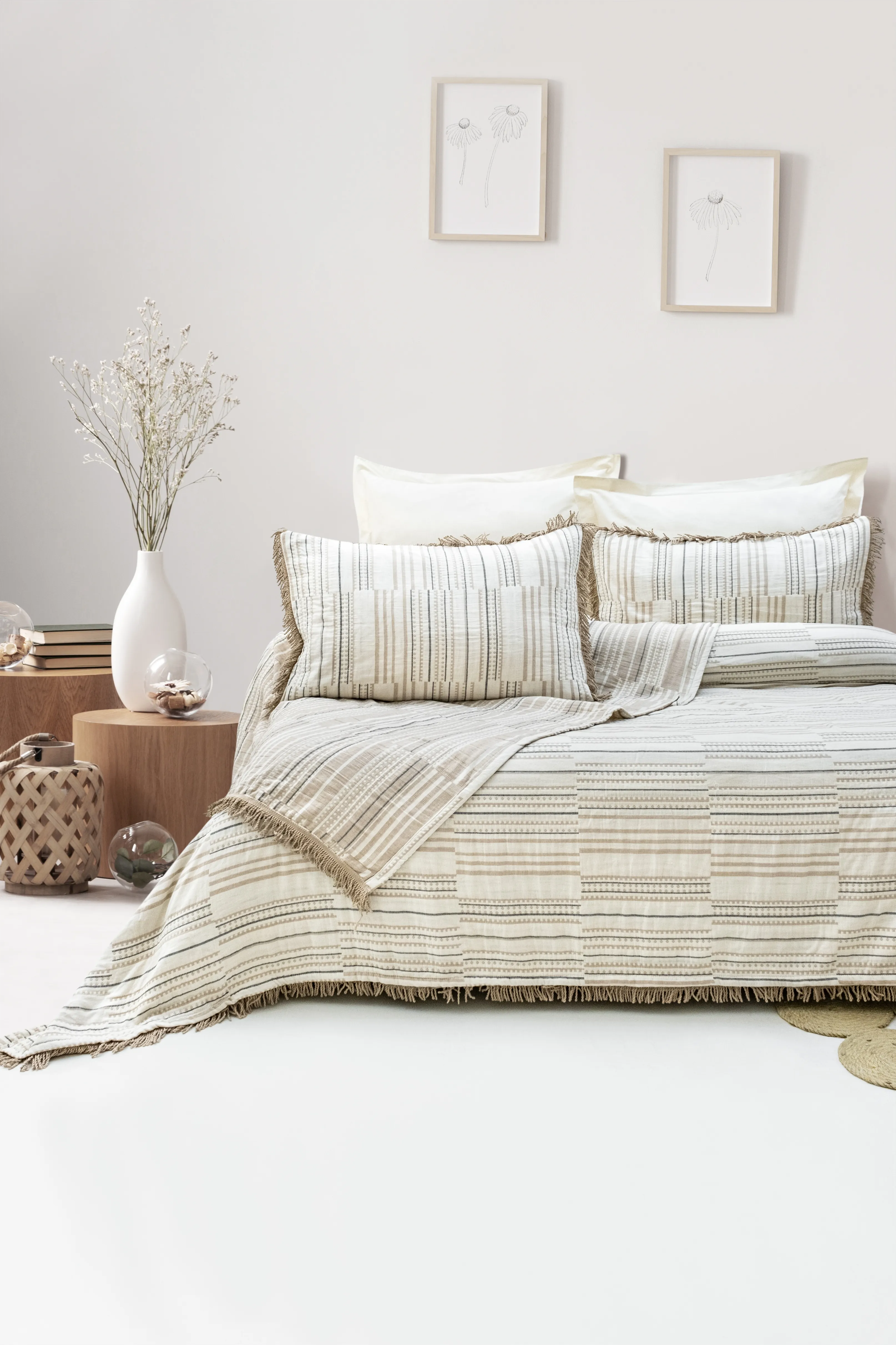 Lia Jakarlı Müslin Yatak Örtüsü Seti – Doğal Dokulu, Çizgili Desenli %100 Pamuk Müslin & Jakarlı Kumaş, 3 Parça Premium Yatak Odası Takımı