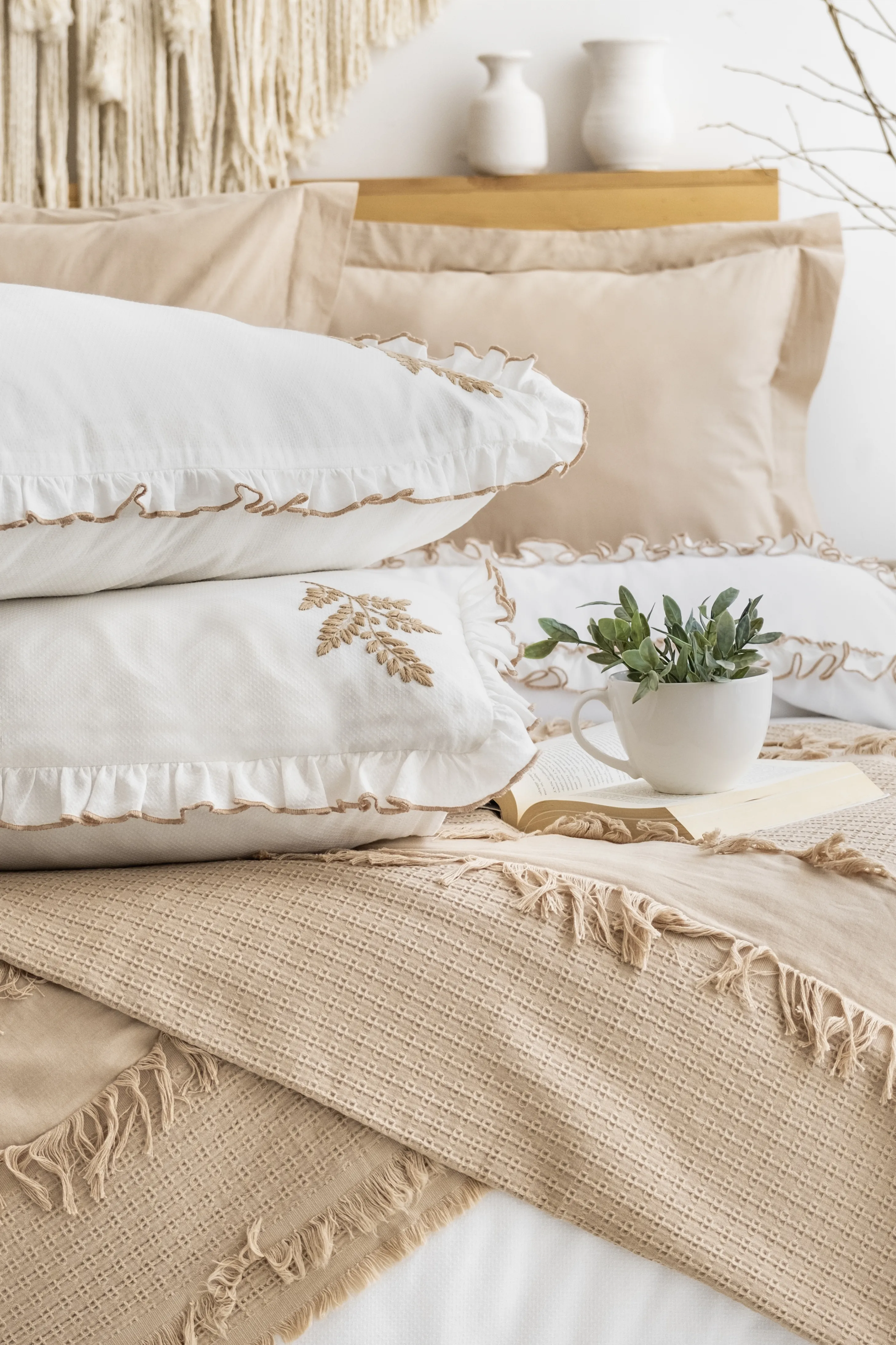 Brianna Çeyiz Seti – Zarif Dantel Detaylı, Yüksek Kaliteli %100 Pamuk Jakarlı 6 Parça Nevresim, Pike ve Çarşaf Takımı