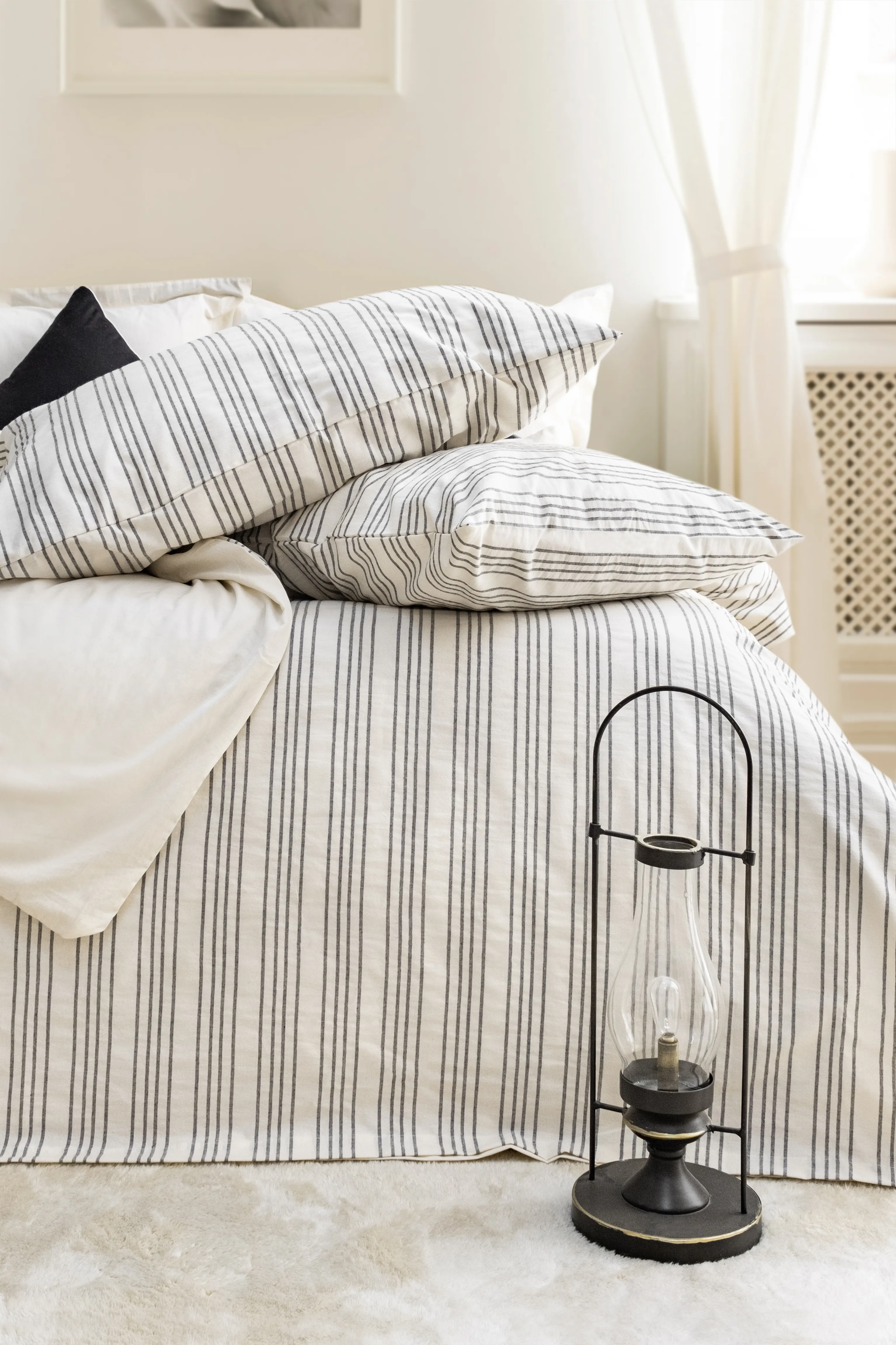 Notta İplik Boyalı Nevresim Takımı – Bej ve Antrasit İnce Çizgili Dokuma, %100 Pamuk Kumaş, Doğal ve Modern Nevresim Seti