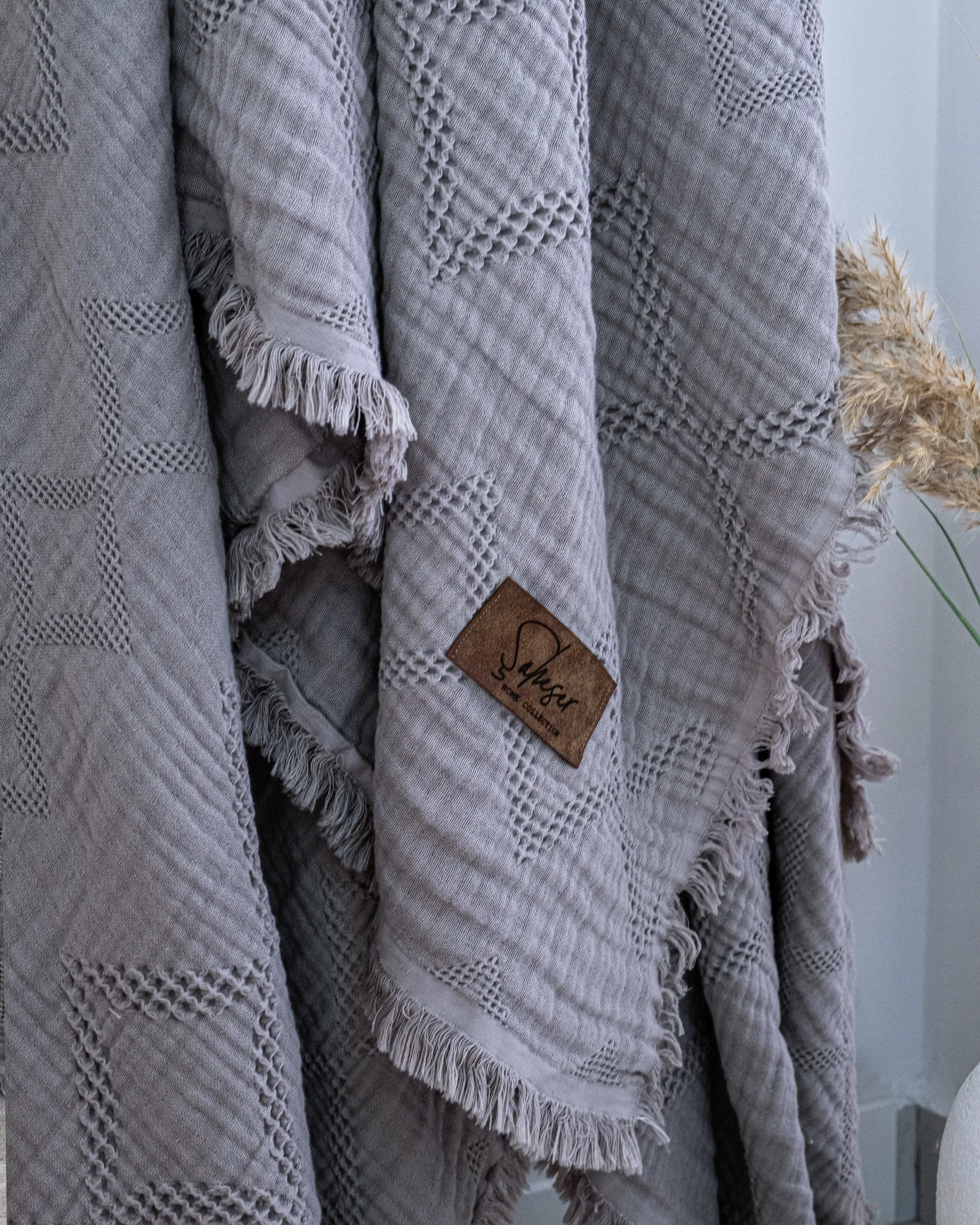 Oscar Müslin Yatak Örtüsü – %100 Pamuk, Jakarlı Dokuma, Püsküllü Boho Yatak Örtüsü, Nefes Alan Müslin Battaniye (240x260 cm)