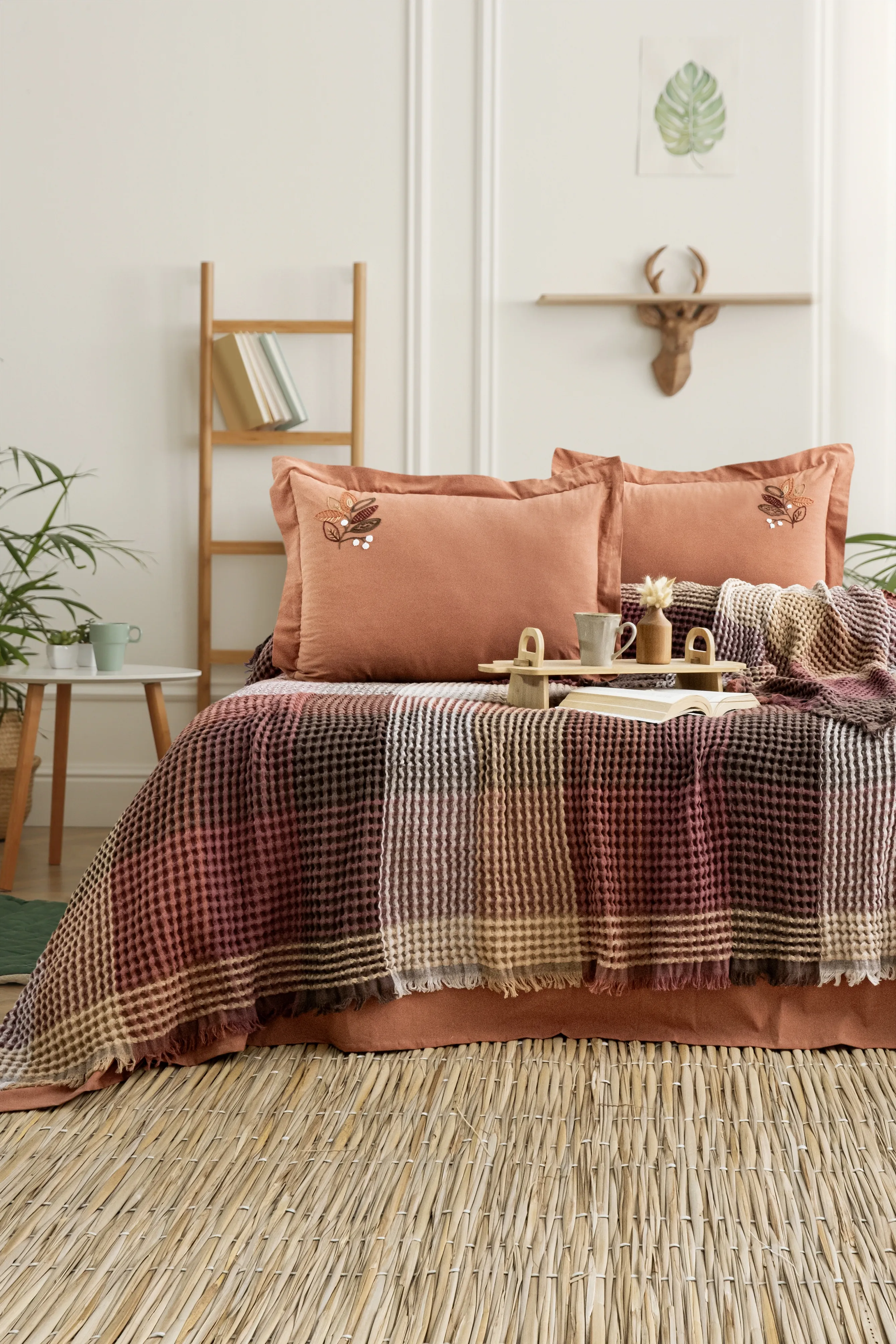 Floransa Yatak Örtüsü Seti – El Nakışı Detaylı, %100 Pamuk Jakarlı Kumaş, Bohem Dokulu 6 Parça Yatak Odası Takımı, Sıcak ve Doğal Tonlarda Zarif Tasarım