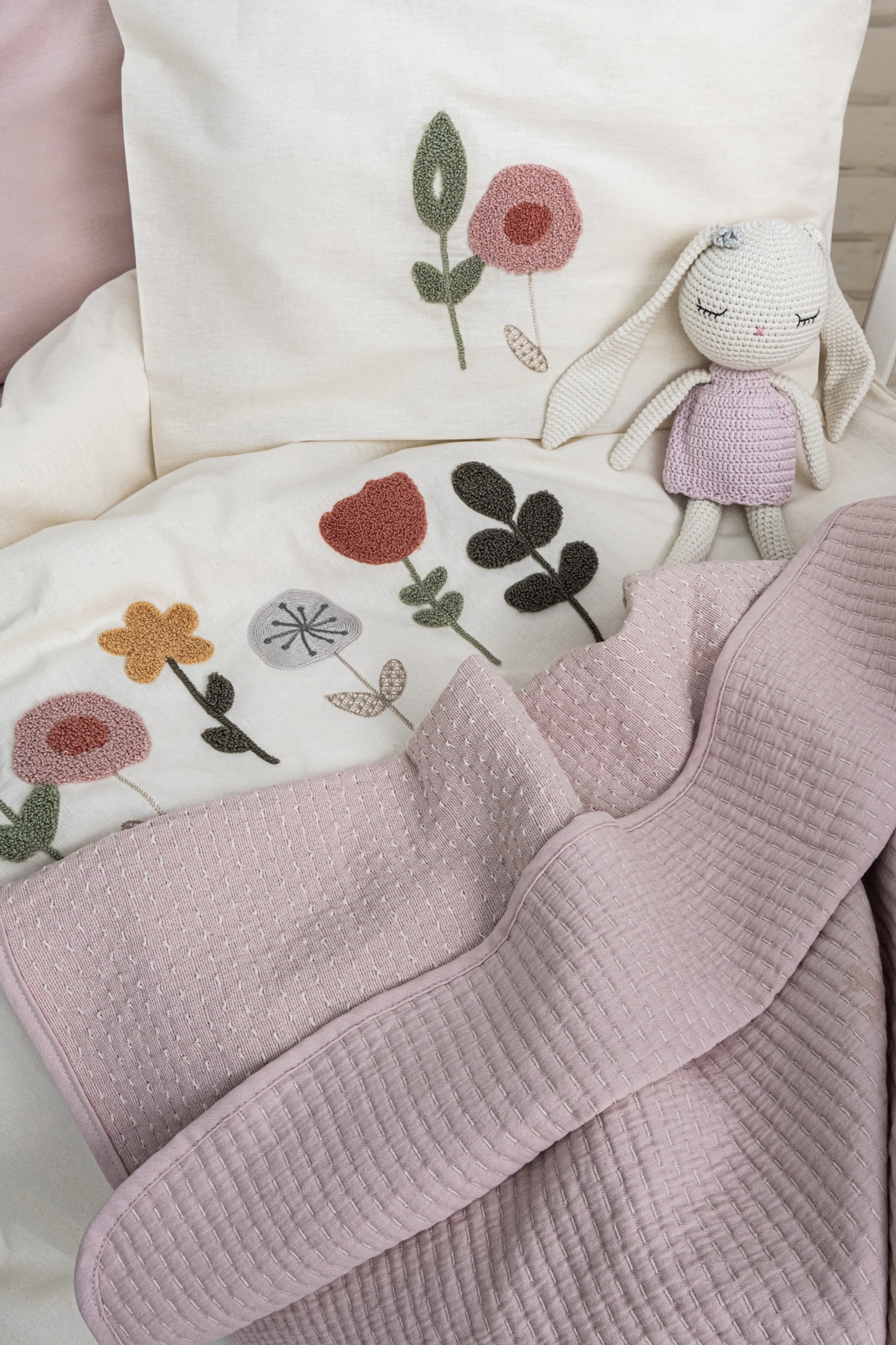 Flower Garden Nakışlı Bebek Nevresim Seti – Çiçek Desenli, %100 Pamuk Kumaş, Pembe Tonlarda Doğal ve Nefes Alan Pamuk Örtülü Bebek Seti